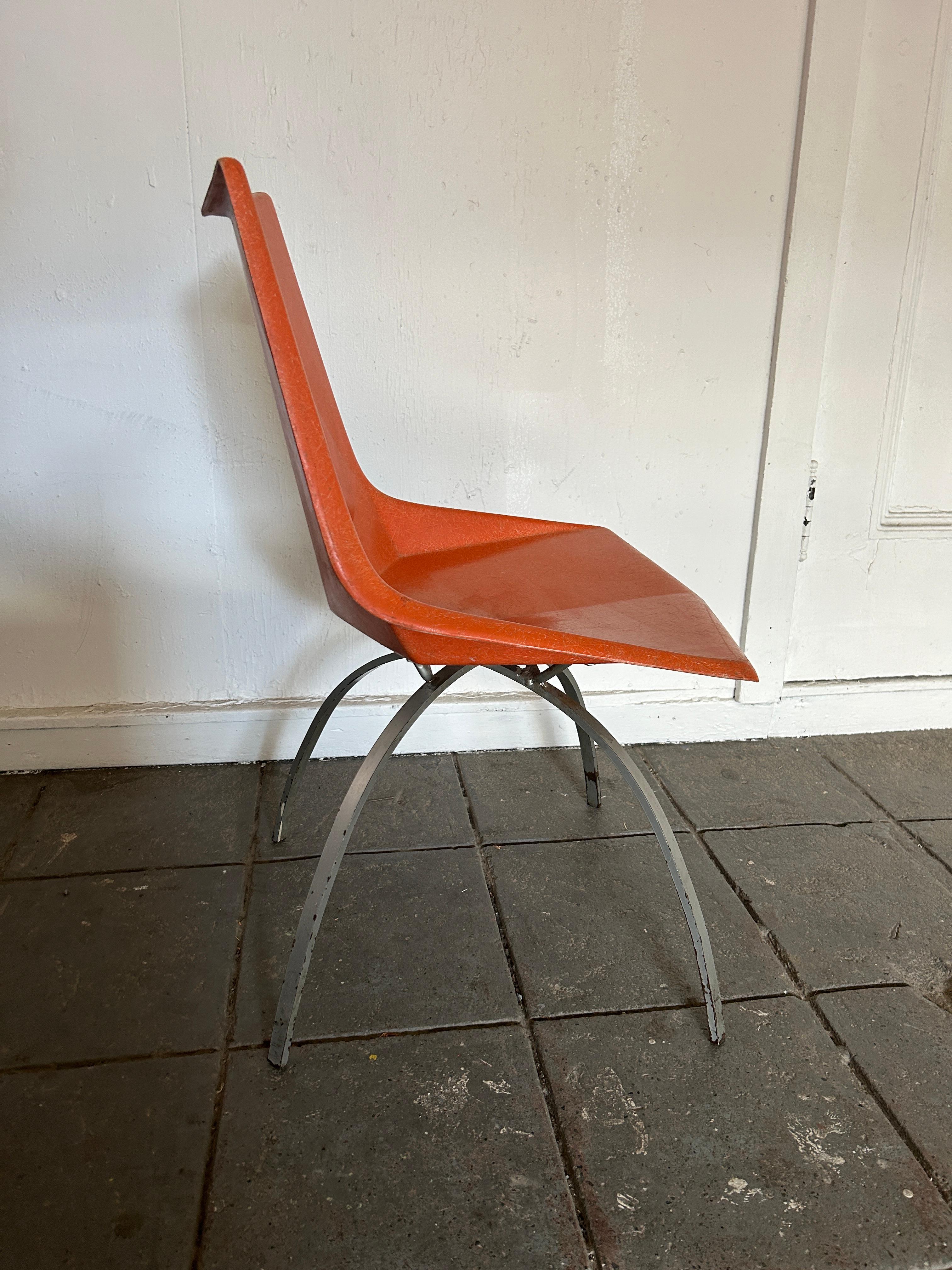 Original Mid century orange Paul McCobb Origami Fiberglass Chair spider base In Good Condition For Sale In BROOKLYN, NY