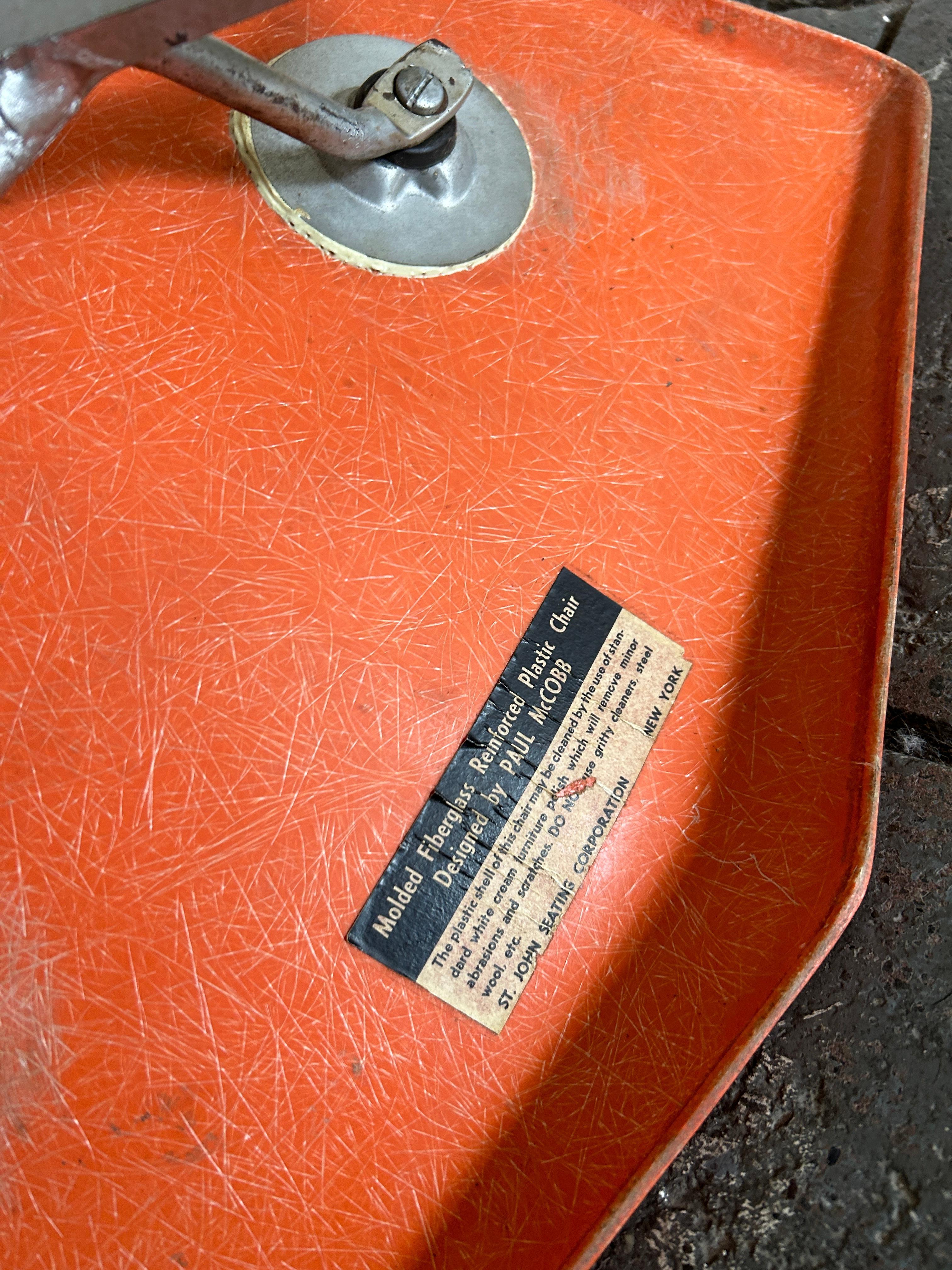 Original orangefarbener Paul McCobb Origami-Stuhl aus Fiberglas aus der Mitte des Jahrhunderts mit Spinnenfuß im Angebot 1