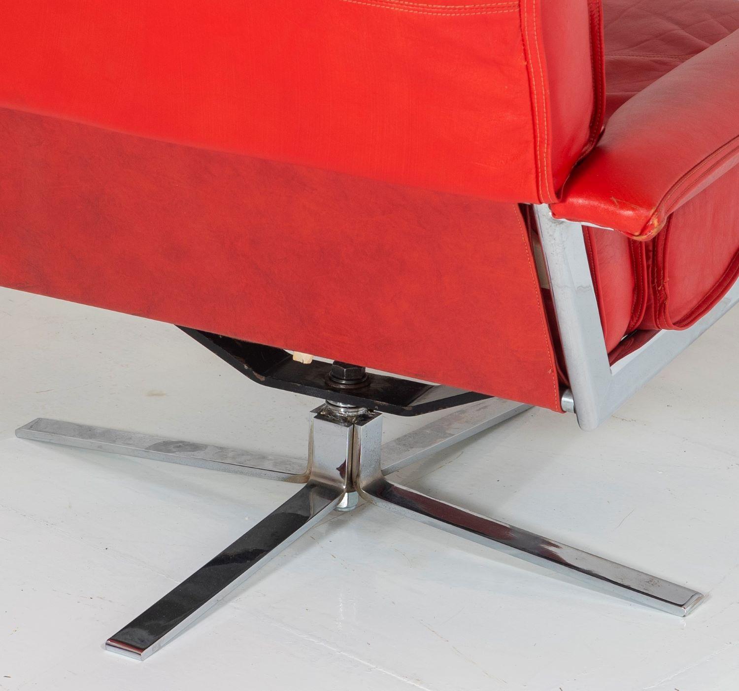 Ensemble original de fauteuils pivotants et de fauteuils en cuir rouge et chrome du milieu du siècle dernier par Pieff en vente 6