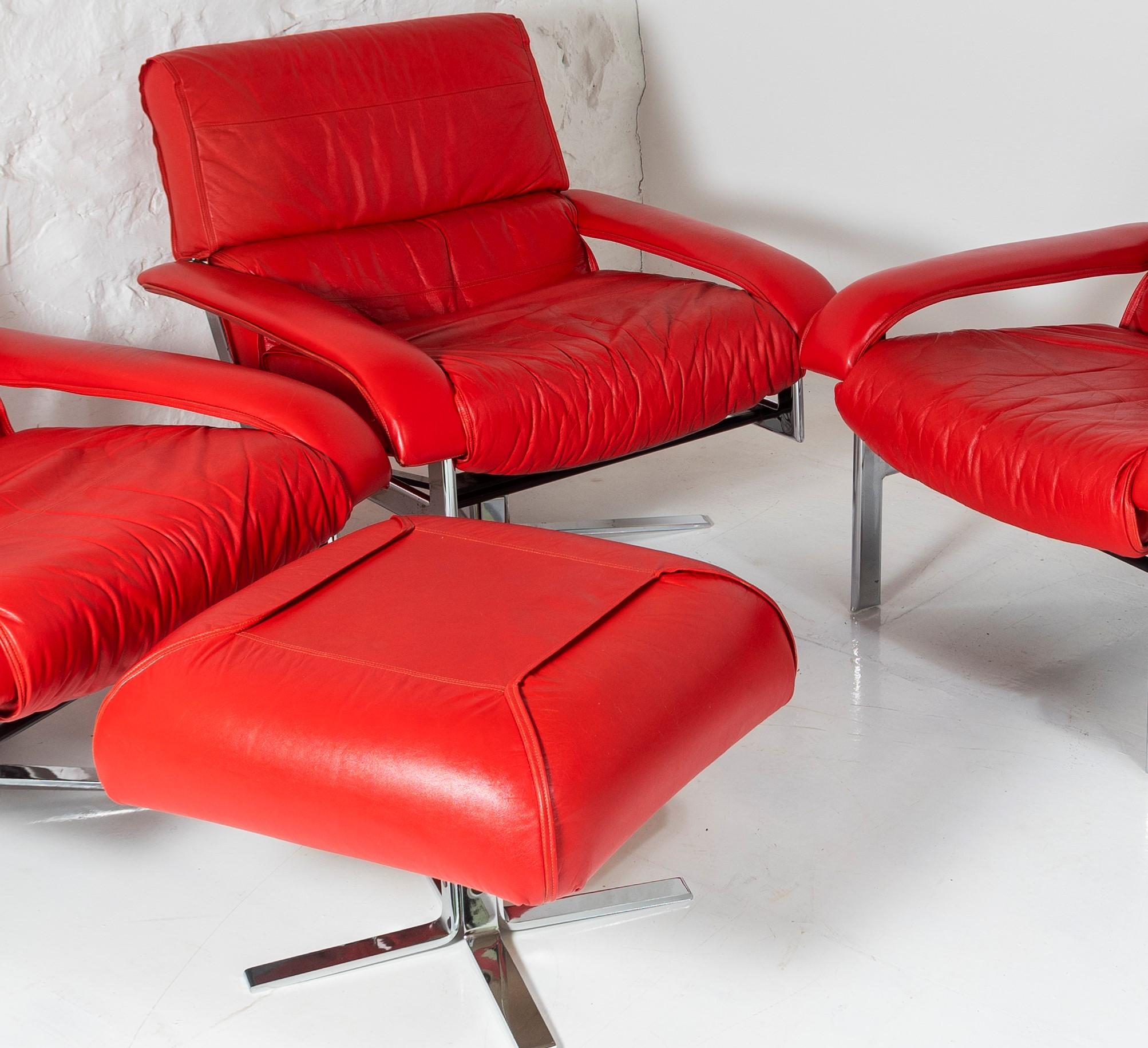 20ième siècle Ensemble original de fauteuils pivotants et de fauteuils en cuir rouge et chrome du milieu du siècle dernier par Pieff en vente