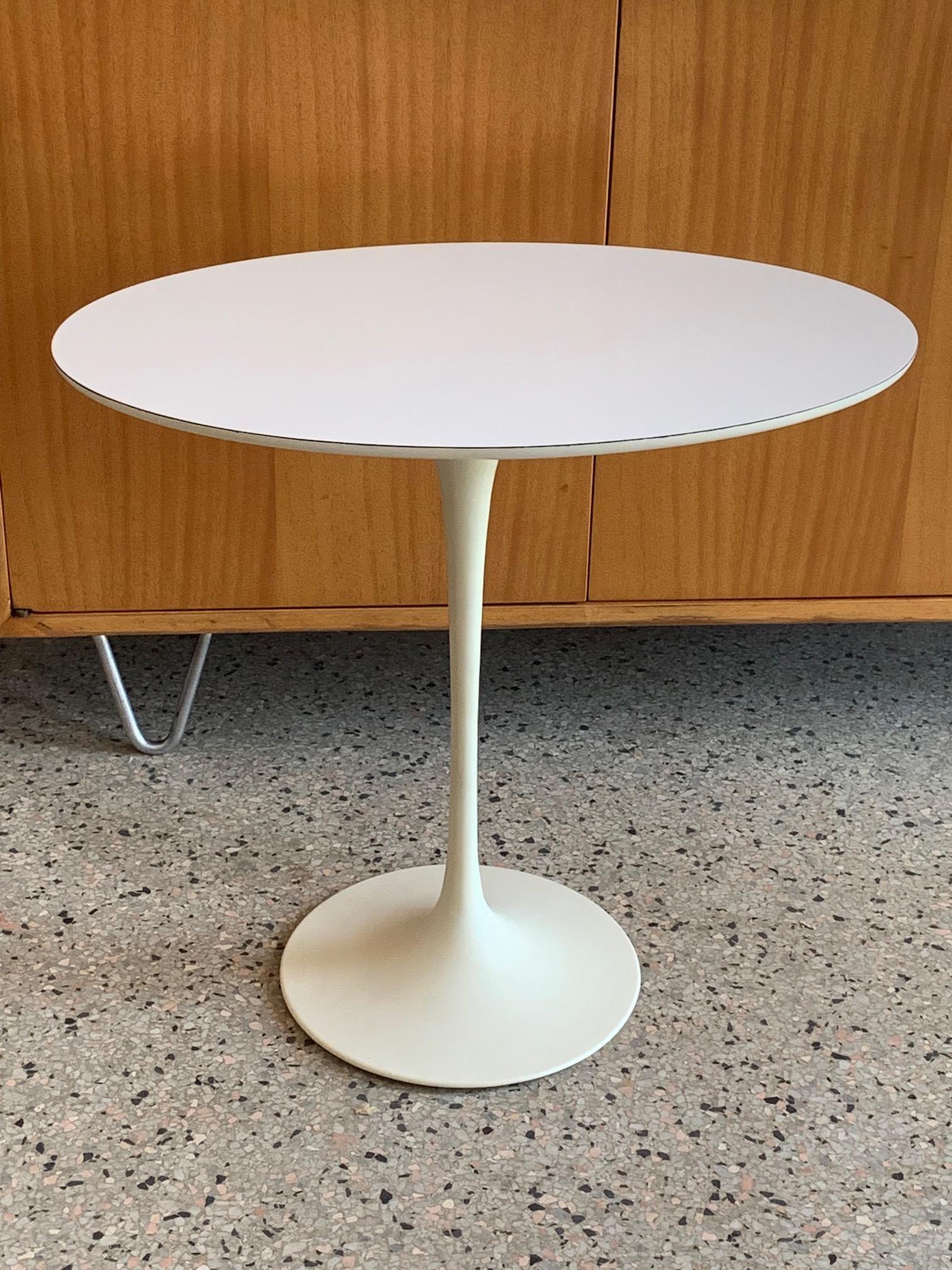 An excellent, clean with minimal wear, vintage E.Saarinen for Knoll pedestal table. Early production with Knoll label, the oval top and base in very good original condition. Very functional-end table, side table, pedestal, occasional table, etc...