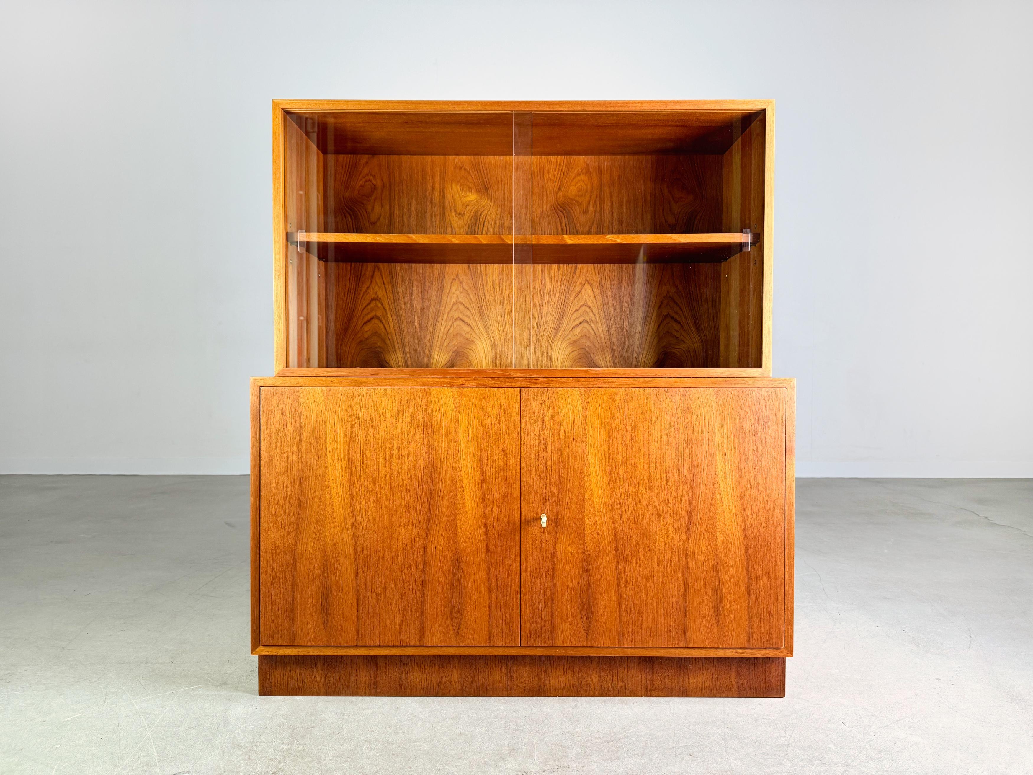 Wir bieten eine wunderschöne Anrichte mit Schrankaufsatz aus den 1960er Jahren zum Verkauf an. Ce produit se compose de deux parties au niveau de l'épaule, à savoir une partie supérieure en verre et une partie inférieure en acier. Le Design/One est