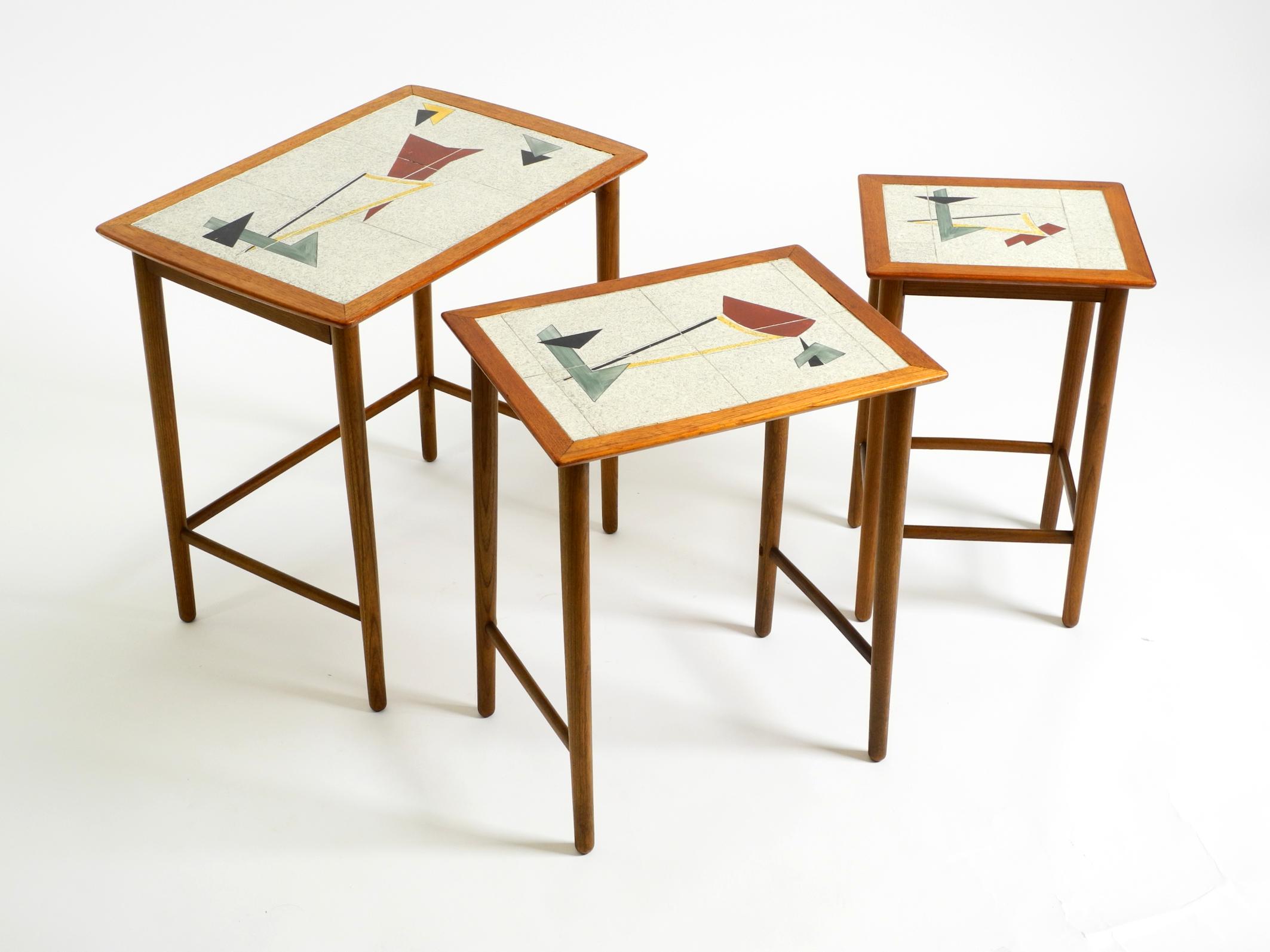 Original Mid Century set of 3 teak nesting tables with colorful Formica surfaces In Good Condition In München, DE