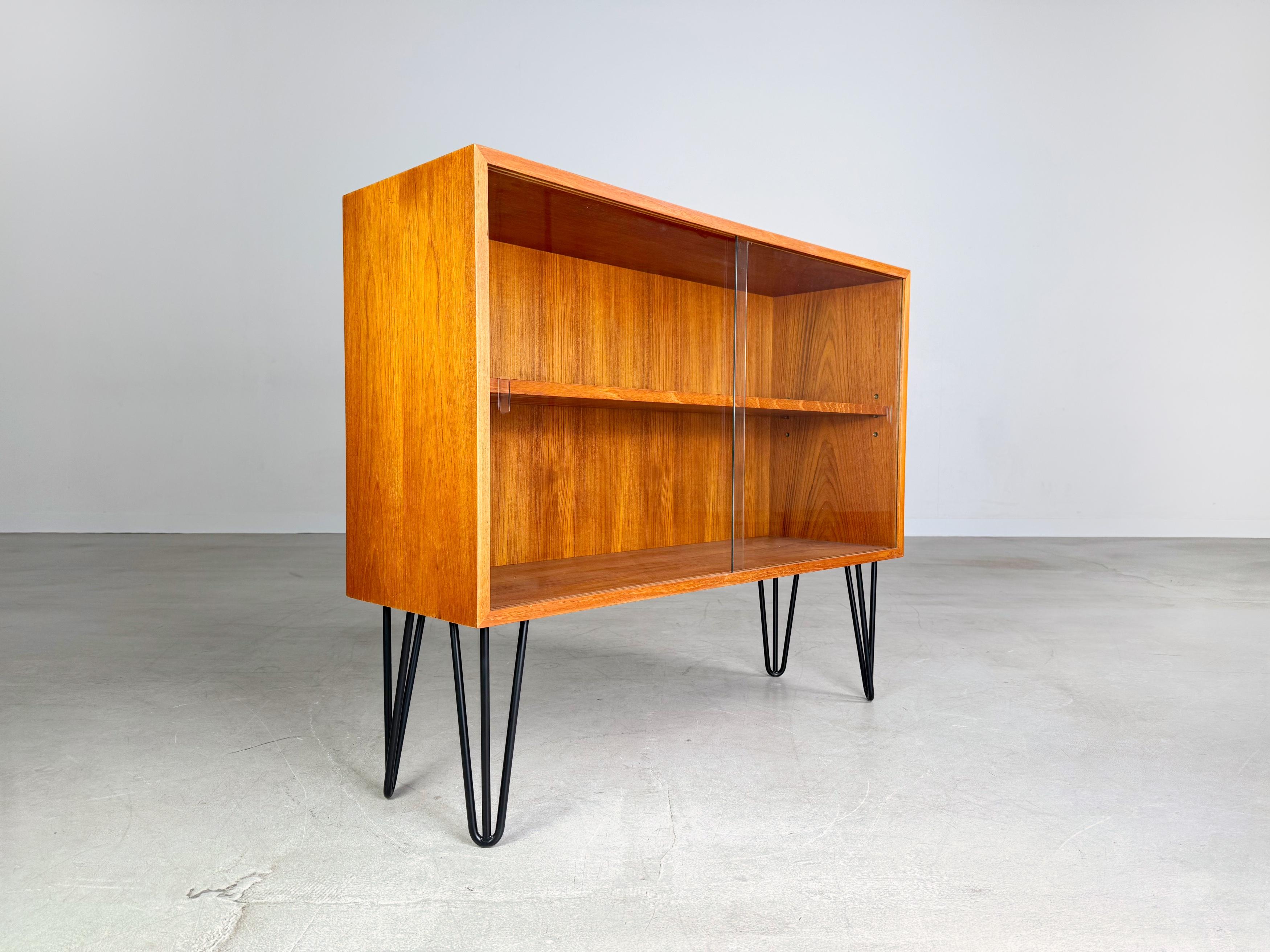 Wir bieten ein wunderschönes Teak Sideboard von WK Möbel aus den 1960er Jahren zum Verkauf an. Le Korpus en teckholz de Georg Satink comporte deux pieds en verre et des pieds en épingle à cheveux.

Etat de conservation : Très bon état, neuf, avec