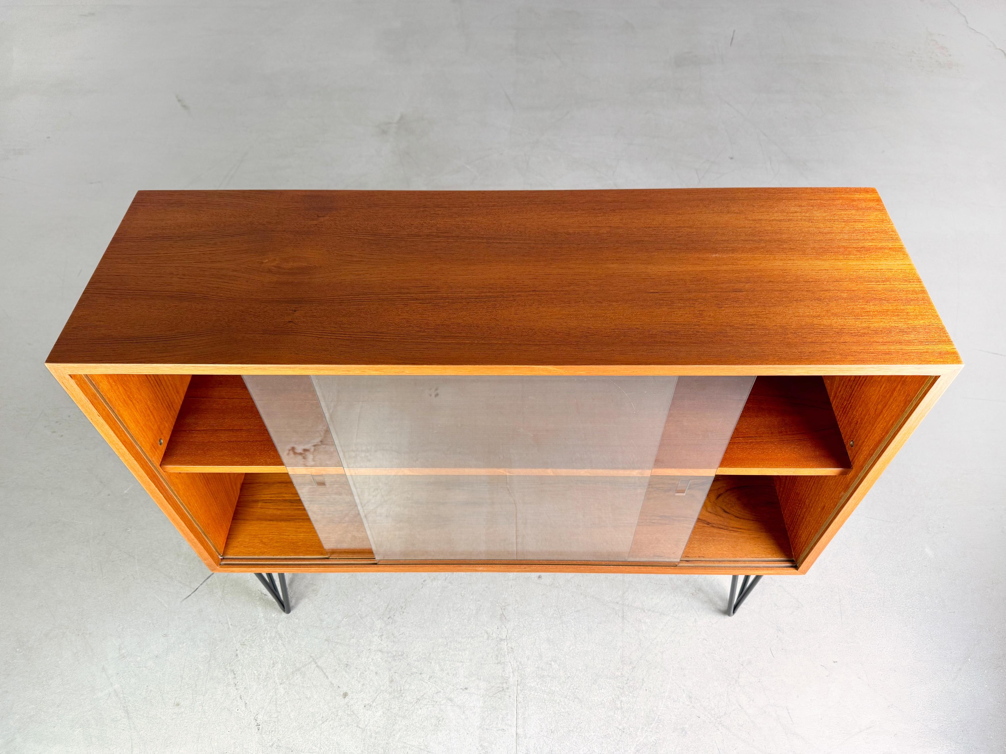 Original Mid Century Sideboard WK Möbel Georg Satink Teak Hairpin Excellent état - En vente à Berlin, DE