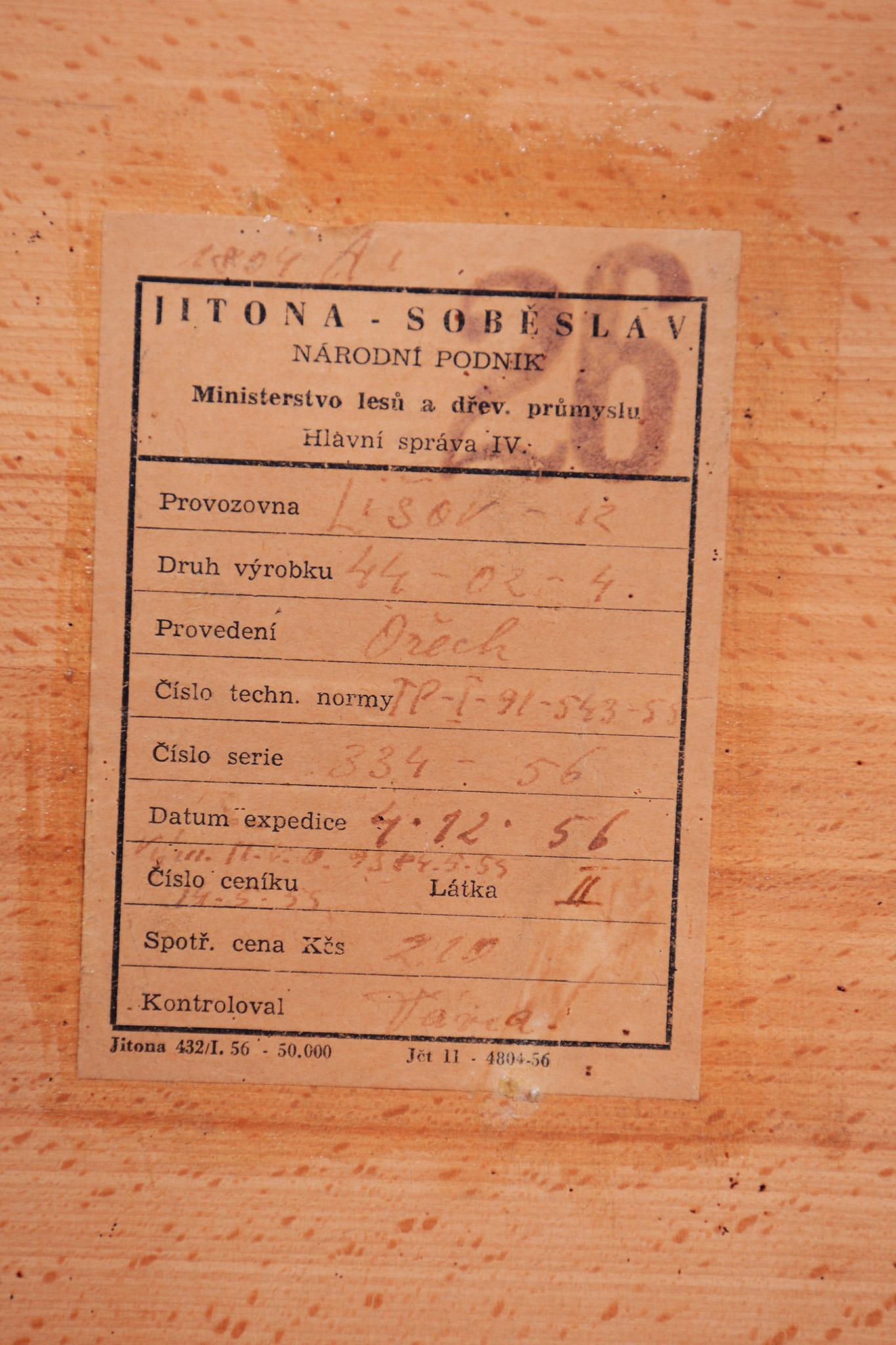 Petite table ronde originale du milieu du siècle par JITONA, hêtre, noyer, République tchèque, années 1950 en vente 3