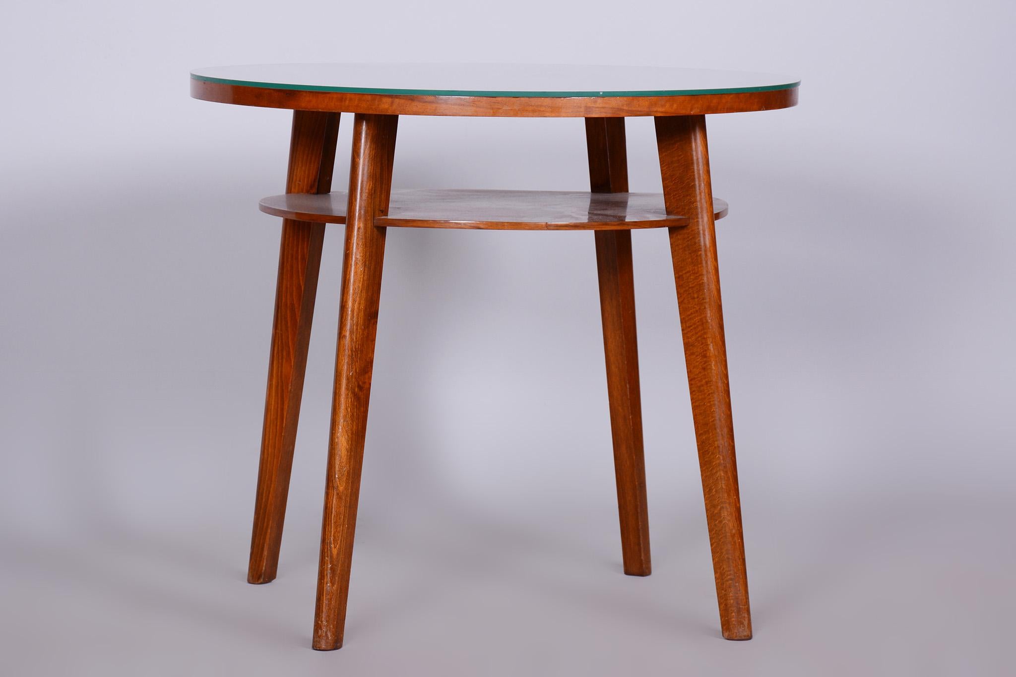 Mid-Century Modern Petite table ronde originale du milieu du siècle par JITONA, hêtre, noyer, République tchèque, années 1950 en vente