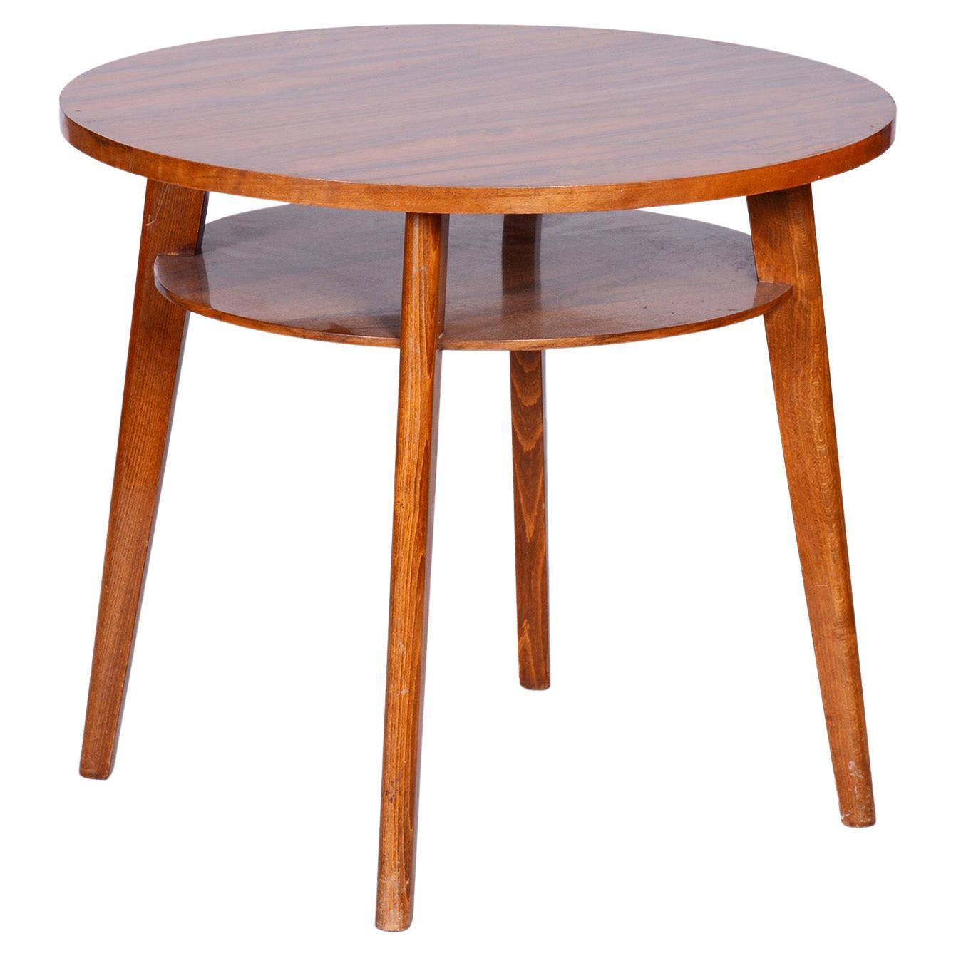 Petite table ronde originale du milieu du siècle par JITONA, hêtre, noyer, République tchèque, années 1950