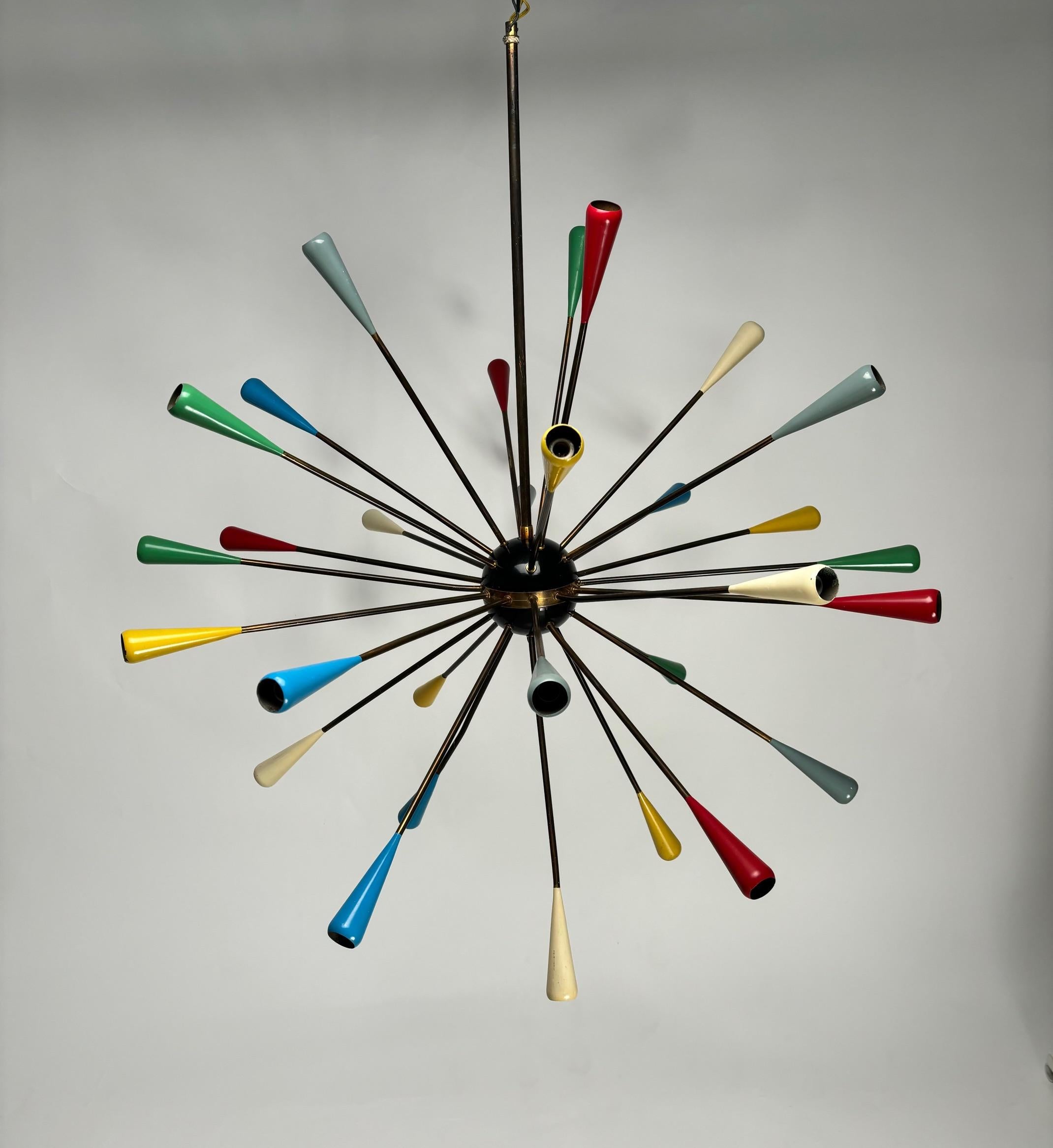Seltener und außergewöhnlicher italienischer Sputnik-Kronleuchter aus den 1950er Jahren, hergestellt von der berühmten italienischen Firma Stilnovo.
Dies ist ein monumentales und sehr farbenfrohes Werk, das wie eine Skulptur im Raum steht.