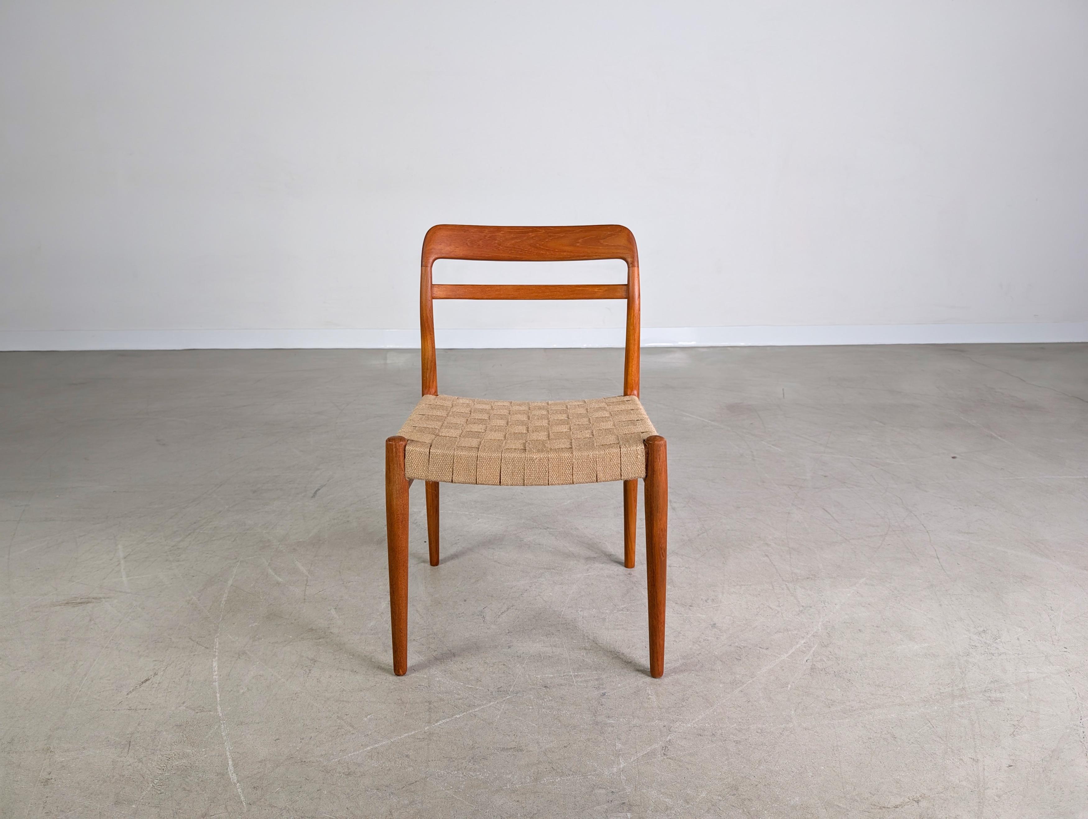 Offriamo uno splendido Stuhl di Gustav Bahus degli anni '60 da acquistare. Il design è di Alf Aarseth e si distingue per la sua eleganza e funzionalità. Die Sitzfläche wurde mit natürlichem Juteband nachhaltig neu bespannt, während das Teak Gestell