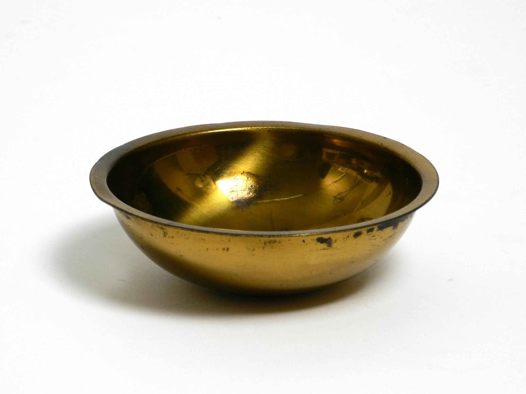 Original Mid Century Tripod iron stand ashtray with a brass bowl (cendrier sur pied en fer tripode avec un bol en laiton) en vente 3