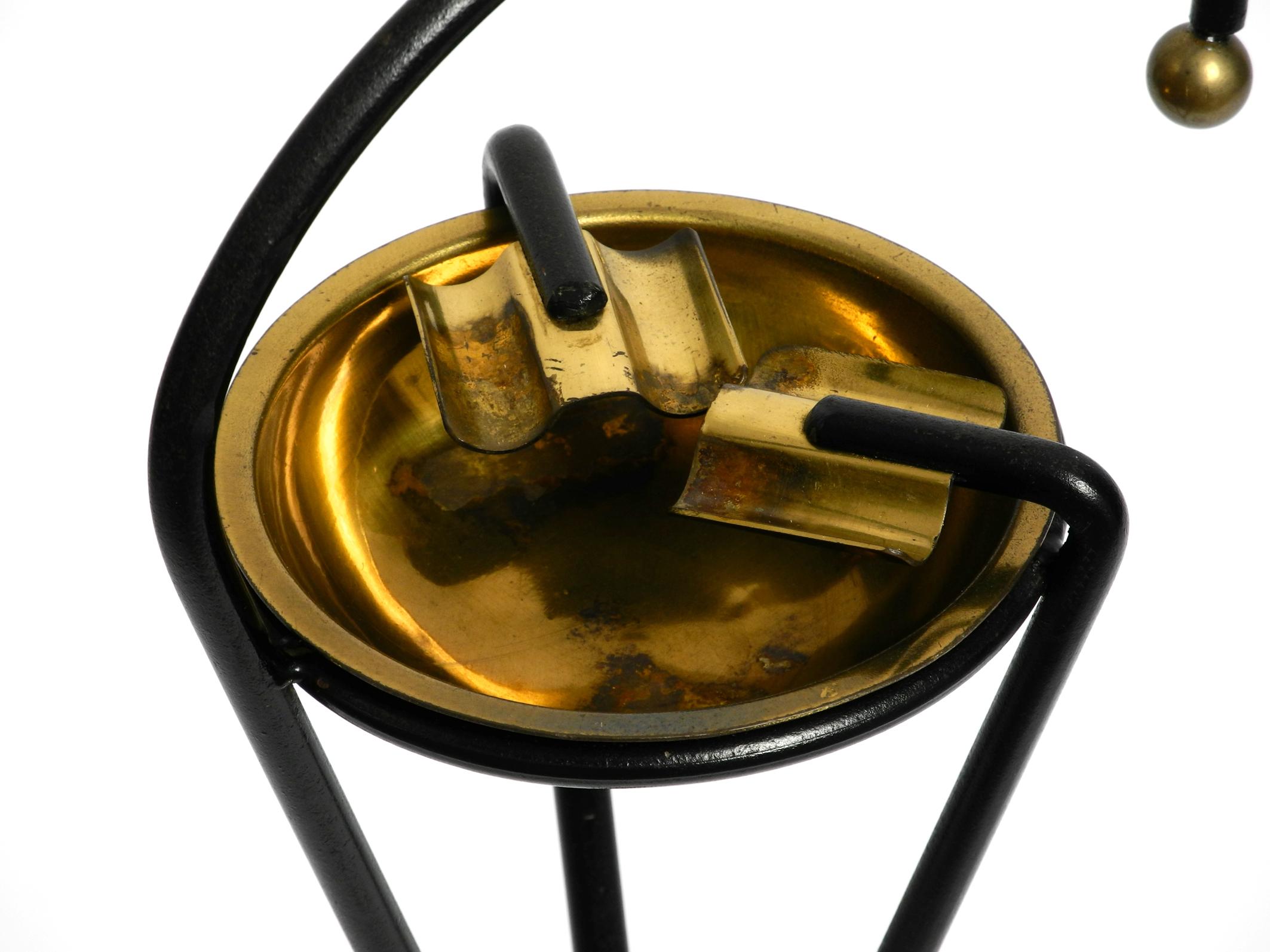 Original Mid Century Tripod iron stand ashtray with a brass bowl (cendrier sur pied en fer tripode avec un bol en laiton) en vente 9