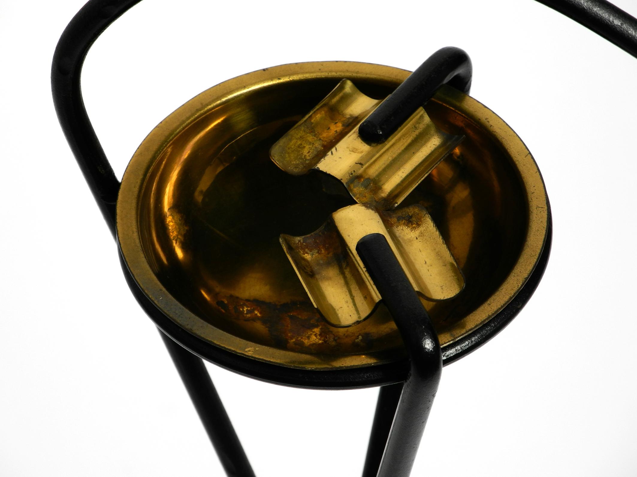 Original Mid Century Tripod iron stand ashtray with a brass bowl (cendrier sur pied en fer tripode avec un bol en laiton) en vente 10