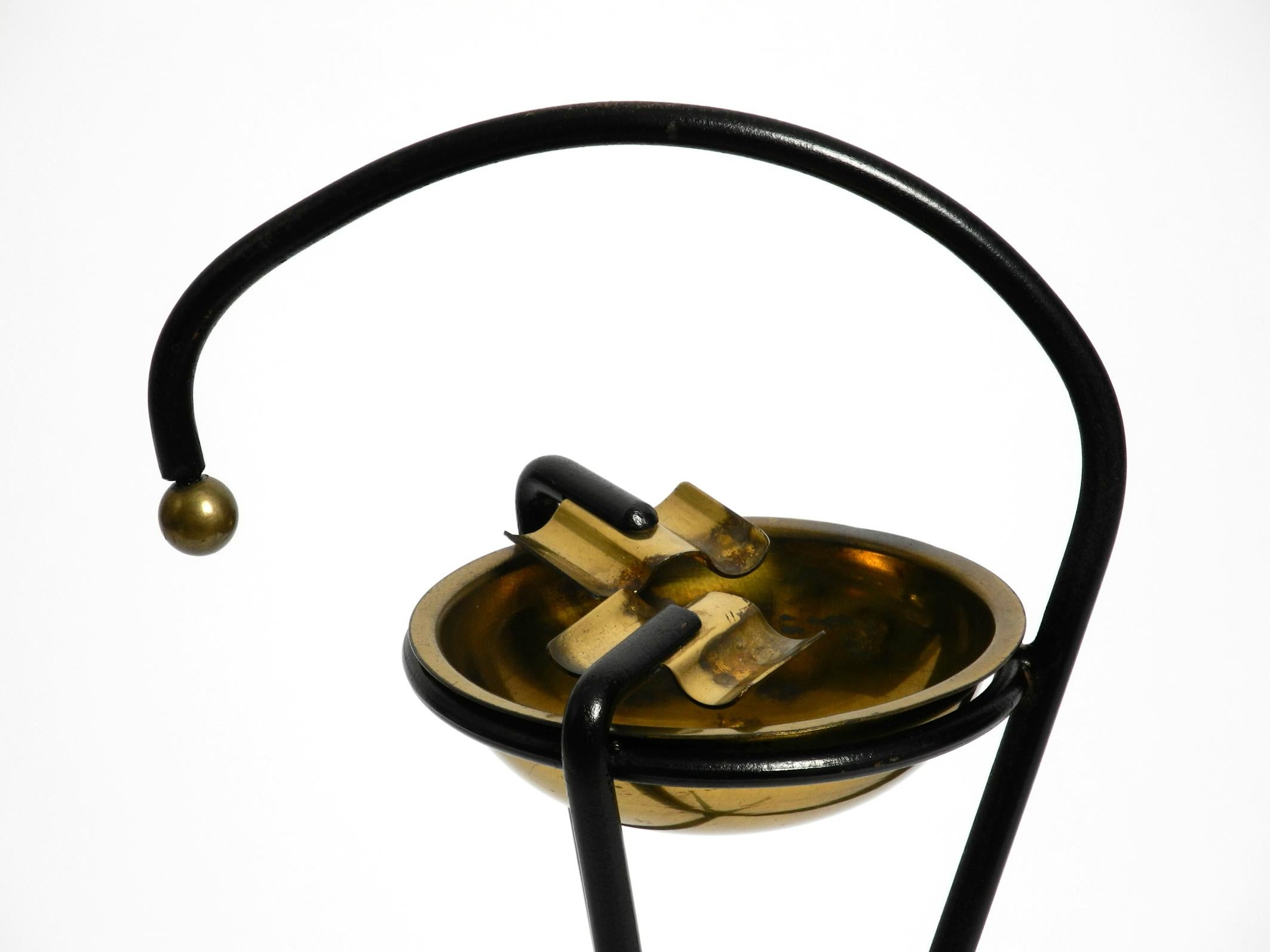 Original Mid Century Tripod iron stand ashtray with a brass bowl (cendrier sur pied en fer tripode avec un bol en laiton) en vente 12