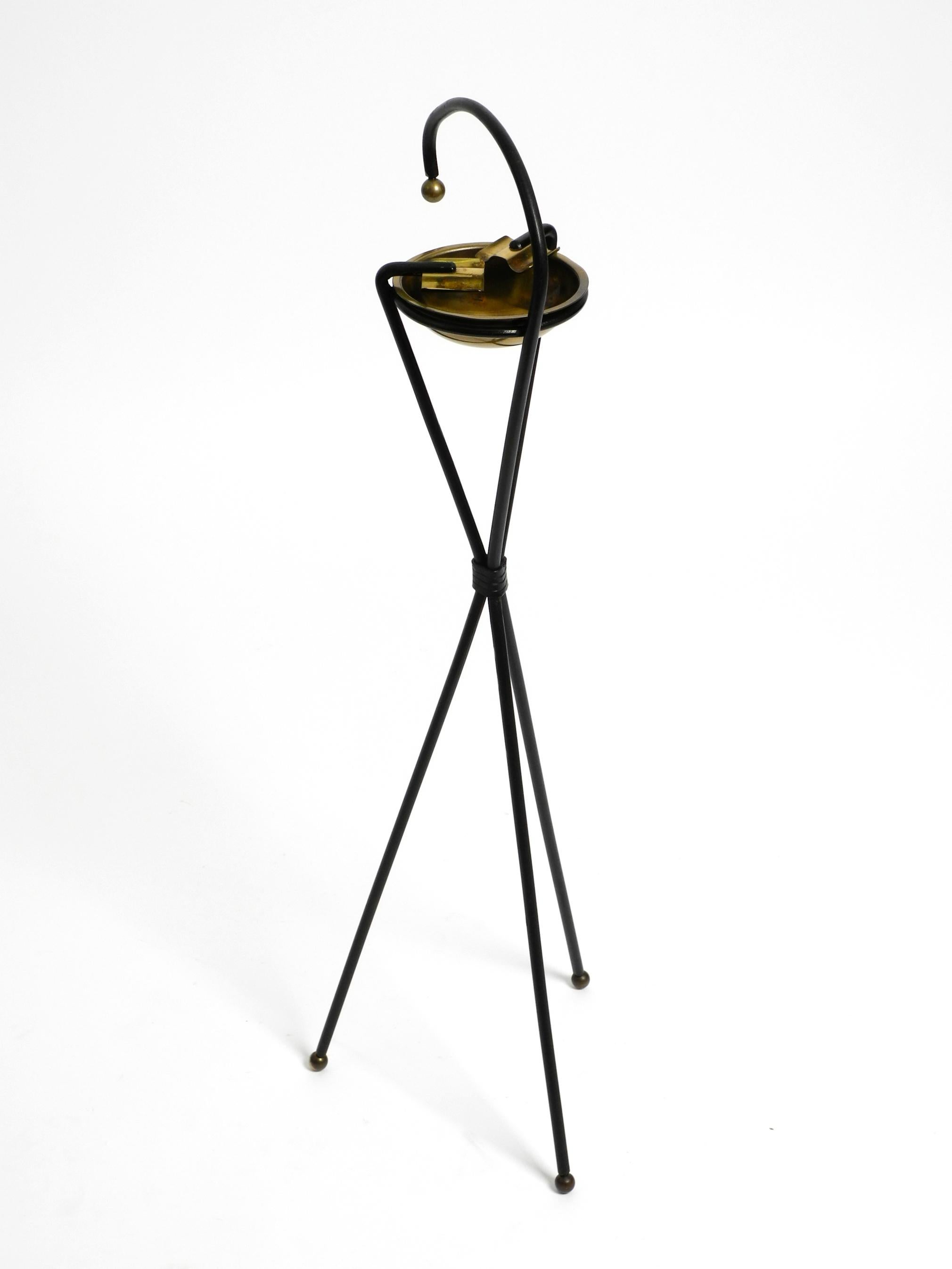 Mid-Century Modern Original Mid Century Tripod iron stand ashtray with a brass bowl (cendrier sur pied en fer tripode avec un bol en laiton) en vente
