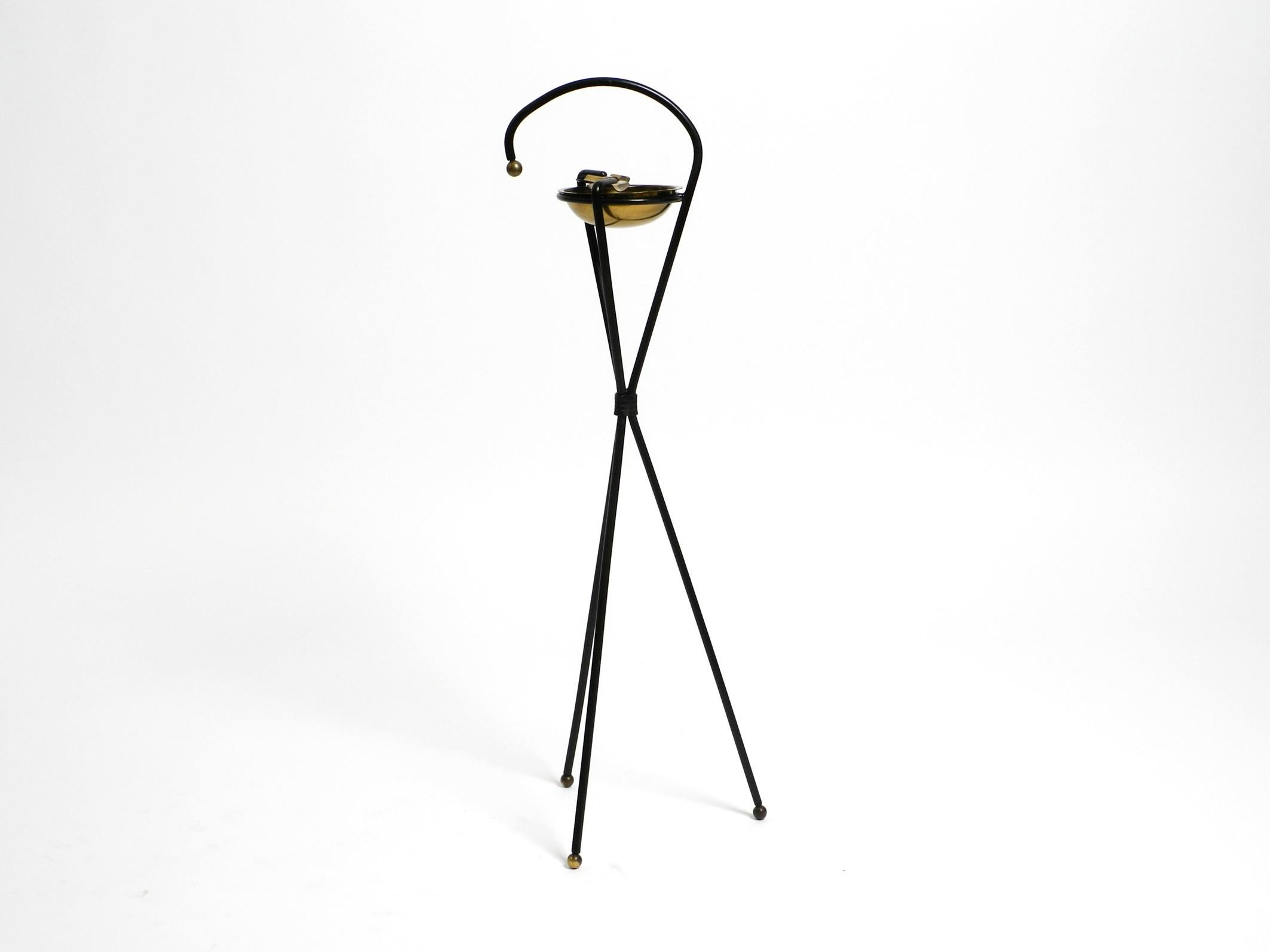 Allemand Original Mid Century Tripod iron stand ashtray with a brass bowl (cendrier sur pied en fer tripode avec un bol en laiton) en vente