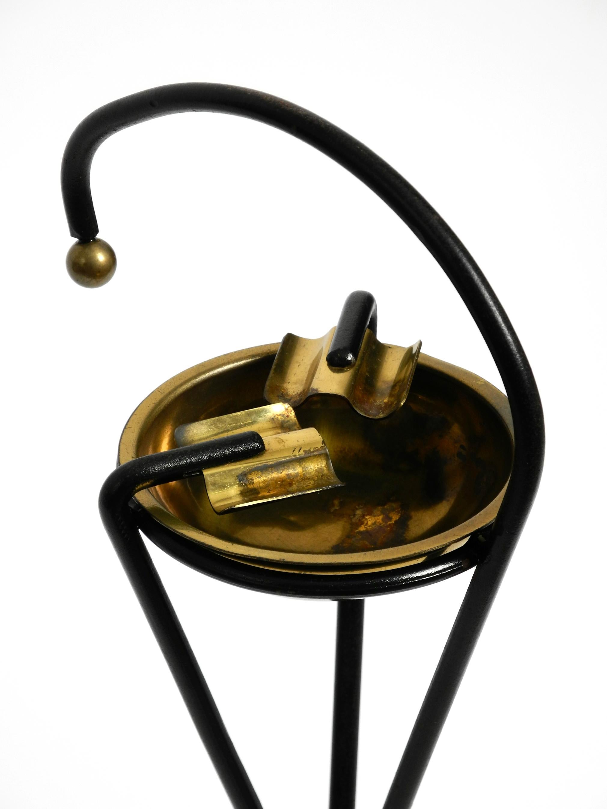 Original Mid Century Tripod iron stand ashtray with a brass bowl (cendrier sur pied en fer tripode avec un bol en laiton) Bon état - En vente à München, DE