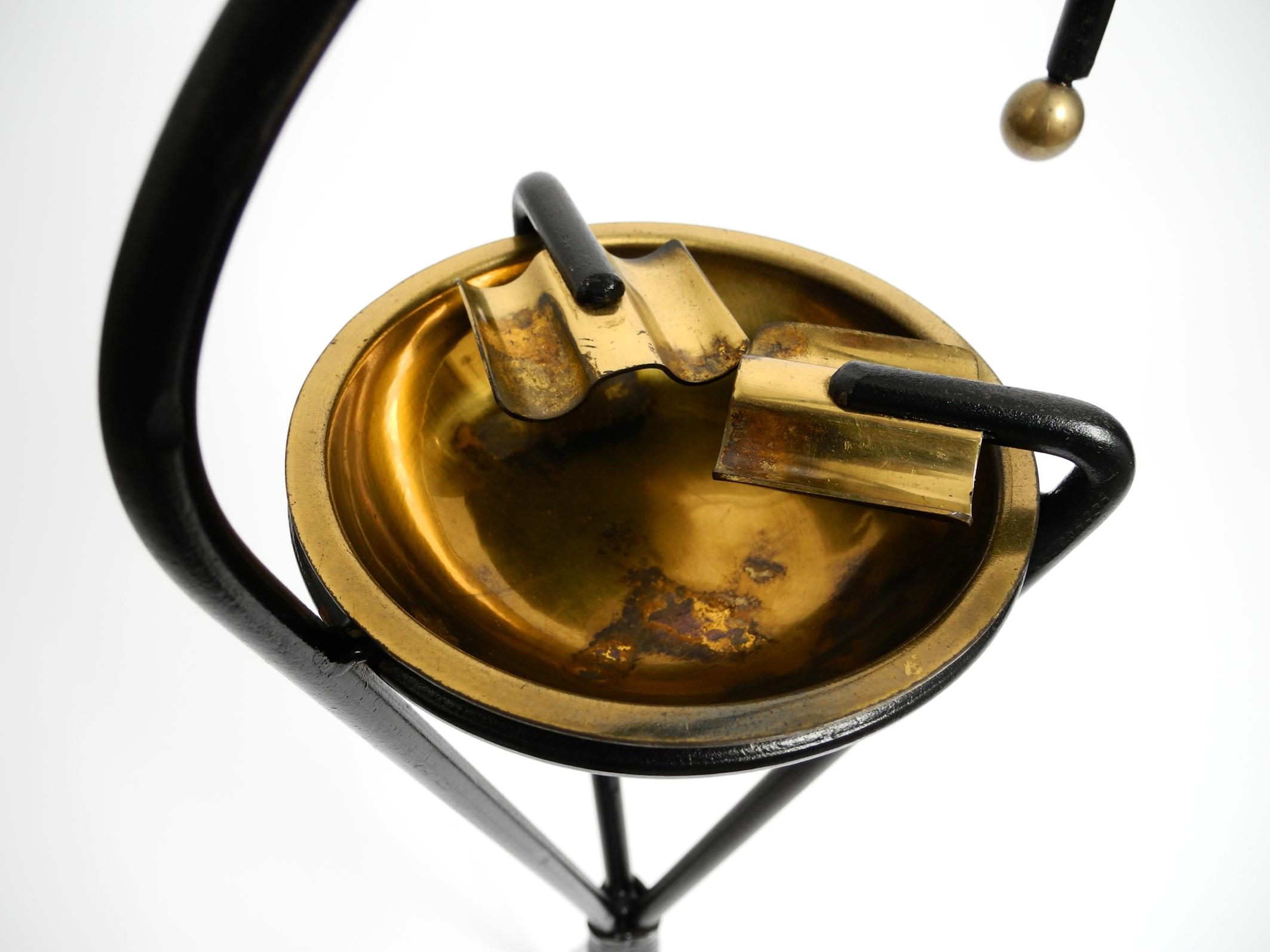 Original Mid Century Tripod Eisen Stand Aschenbecher mit einer Messingschale im Zustand „Gut“ im Angebot in München, DE