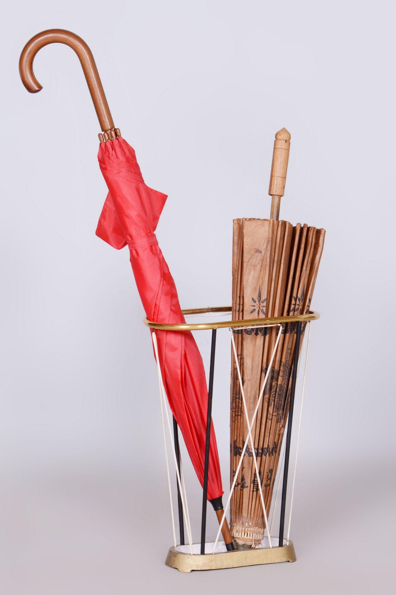 Cet élégant porte-parapluie provient d'Allemagne et date du milieu du XXe siècle. Il est en métal et en bon état de conservation. Il a été nettoyé professionnellement. Cet accessoire pratique et épuré est idéal pour ceux qui apprécient le style