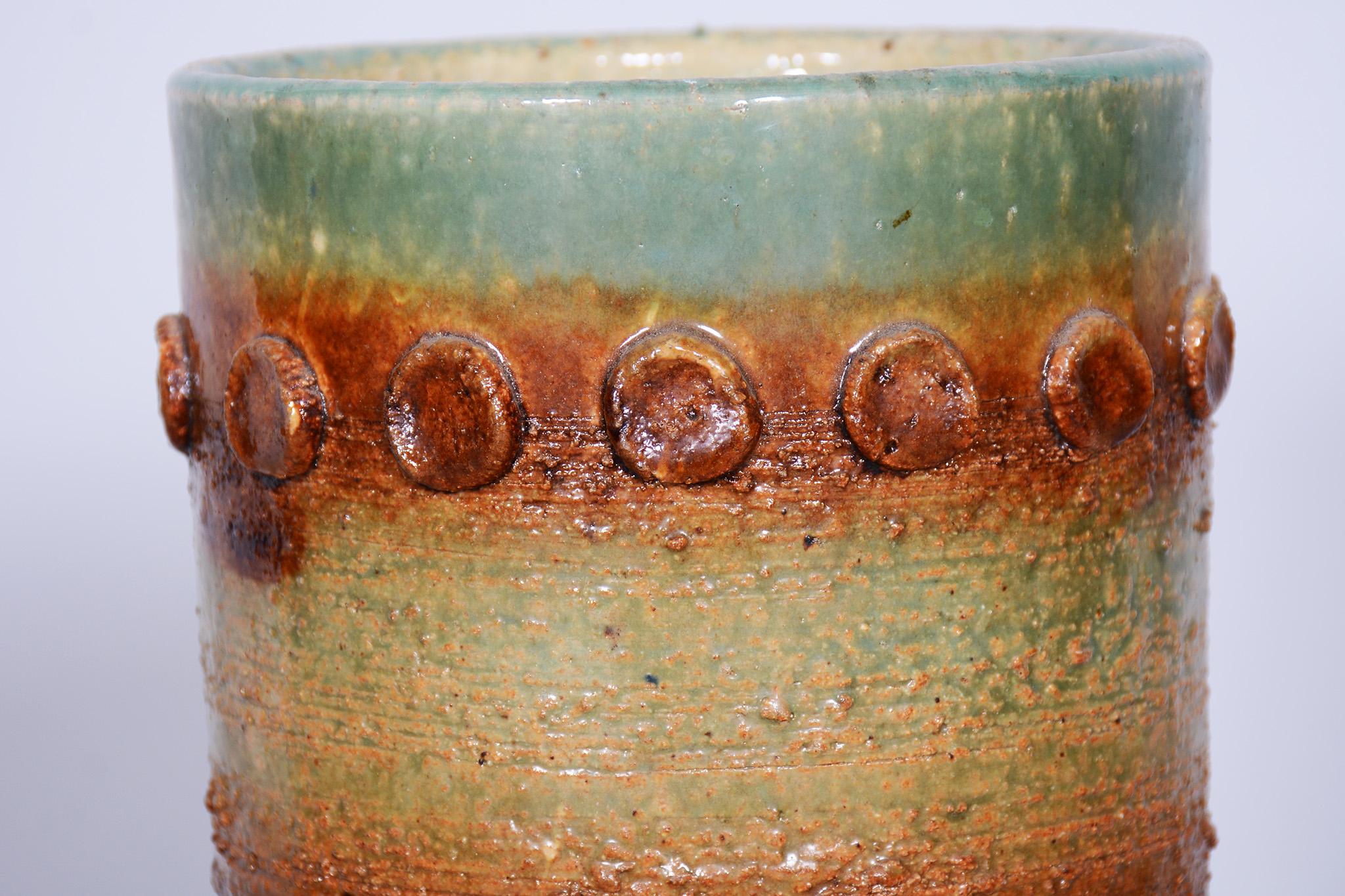 Vase original du milieu du siècle. Condition parfaitement préservée.

Période : 1950-1959
Source : Tchécoslovaquie
Matériau : Céramique émaillée
