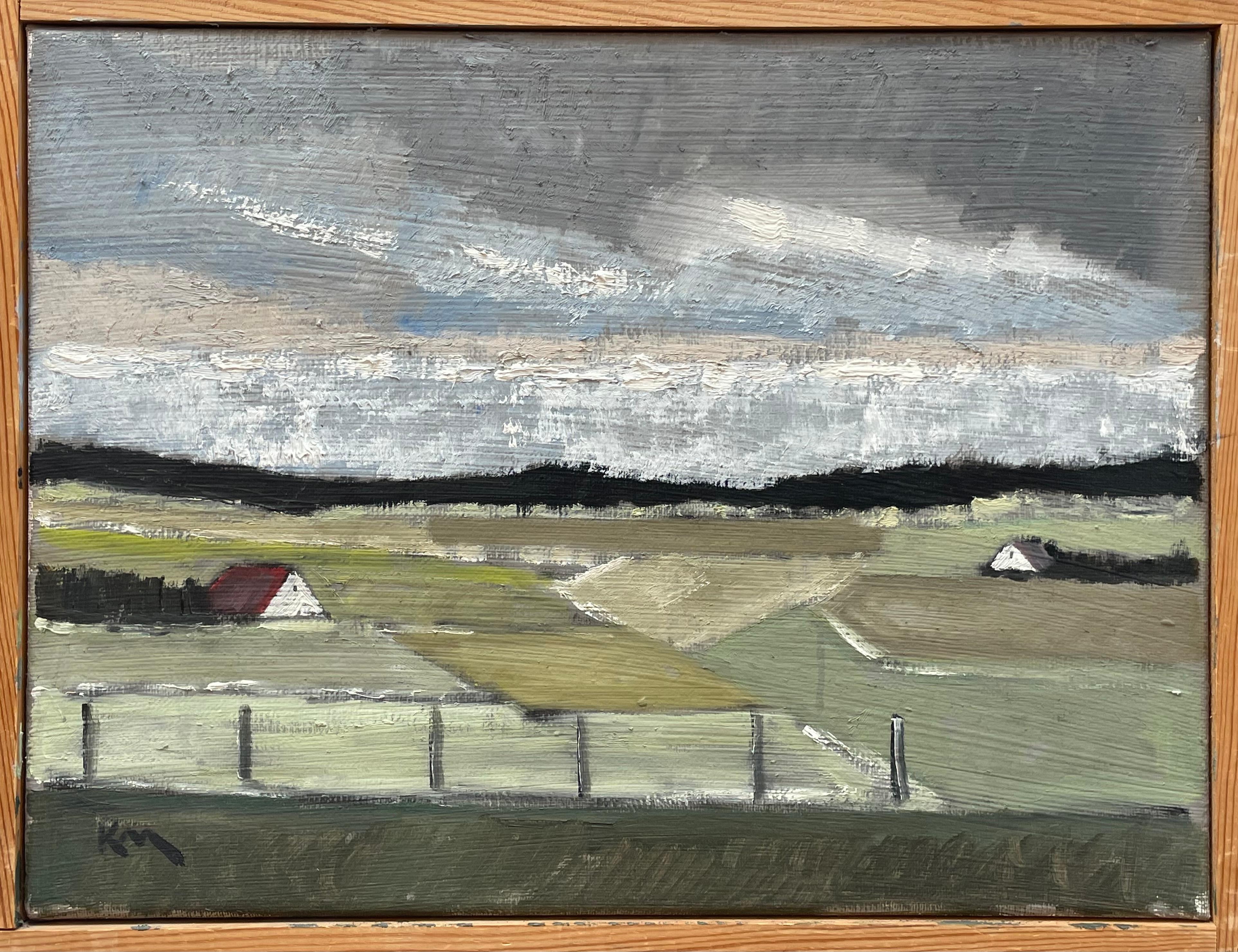 Peinture expressionniste originale à l'huile sur toile du Danemark de Karsten Hallberg Møller (1944-2023).
Le paysage présente un ciel sombre et nuageux dramatique, une ligne d'arbres sombre et quelques maisons derrière les champs verts.
Avec ses