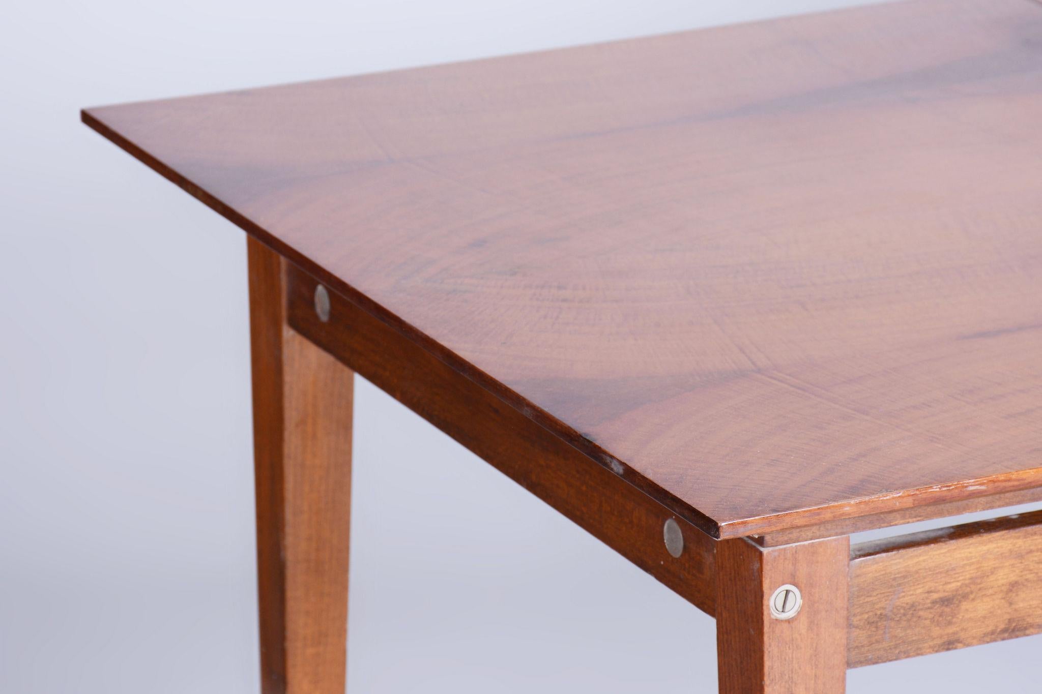 Original Mid-Century Walnut Folding Table, Made by Mier Topolcany, Czech, 1950s In Good Condition For Sale In Horomerice, CZ