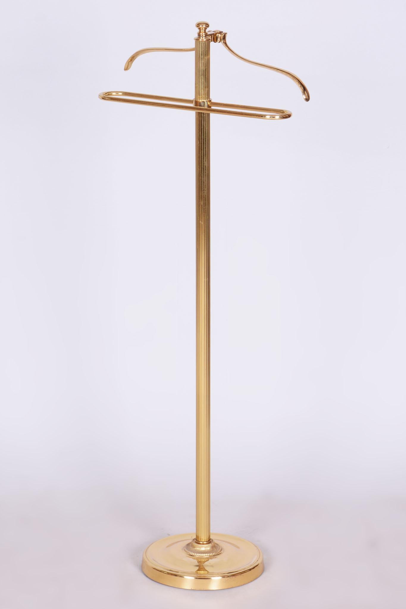 Questo appendiabiti risale alla seconda metà del XX secolo e proviene dalla Francia. È realizzato in ottone dorato ed è in condizioni originali molto ben conservate. È stato pulito professionalmente.

Colonna scanalata con scanalature verticali