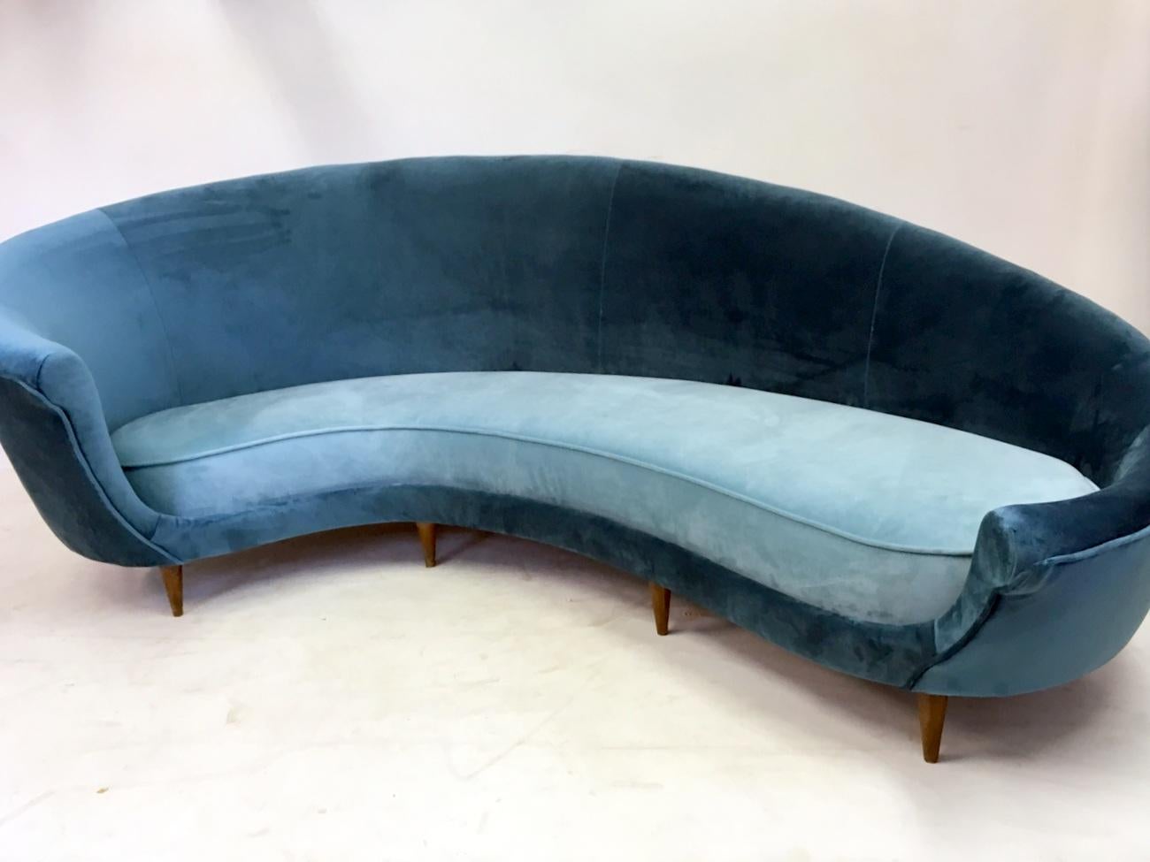 Original Midcentury, 1950s Italian Curved Sofa in Velvet 3
