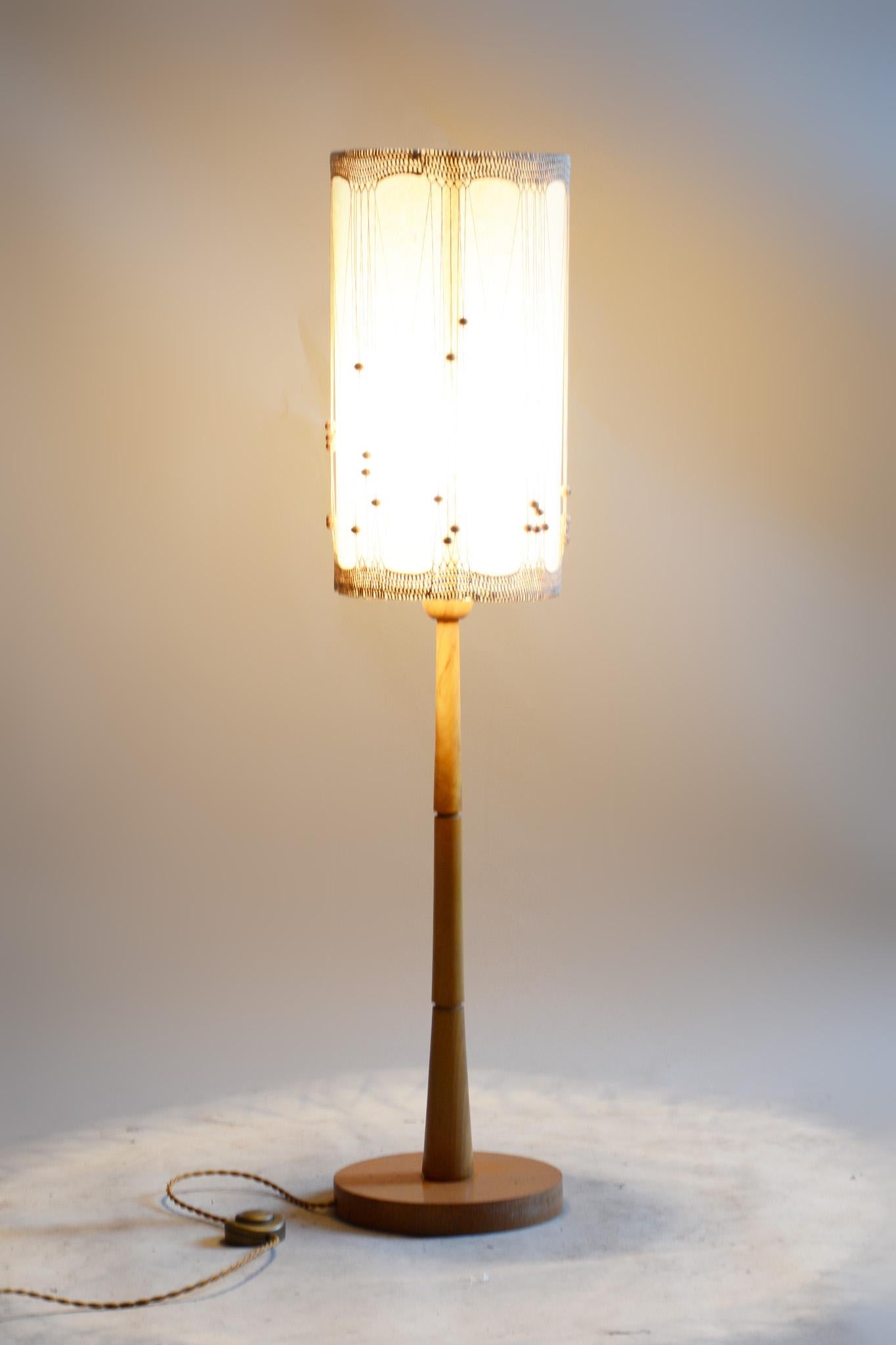 Original Midcentury Beech Floor Lamp, 1950s, New Electrification In Good Condition For Sale In Horomerice, CZ