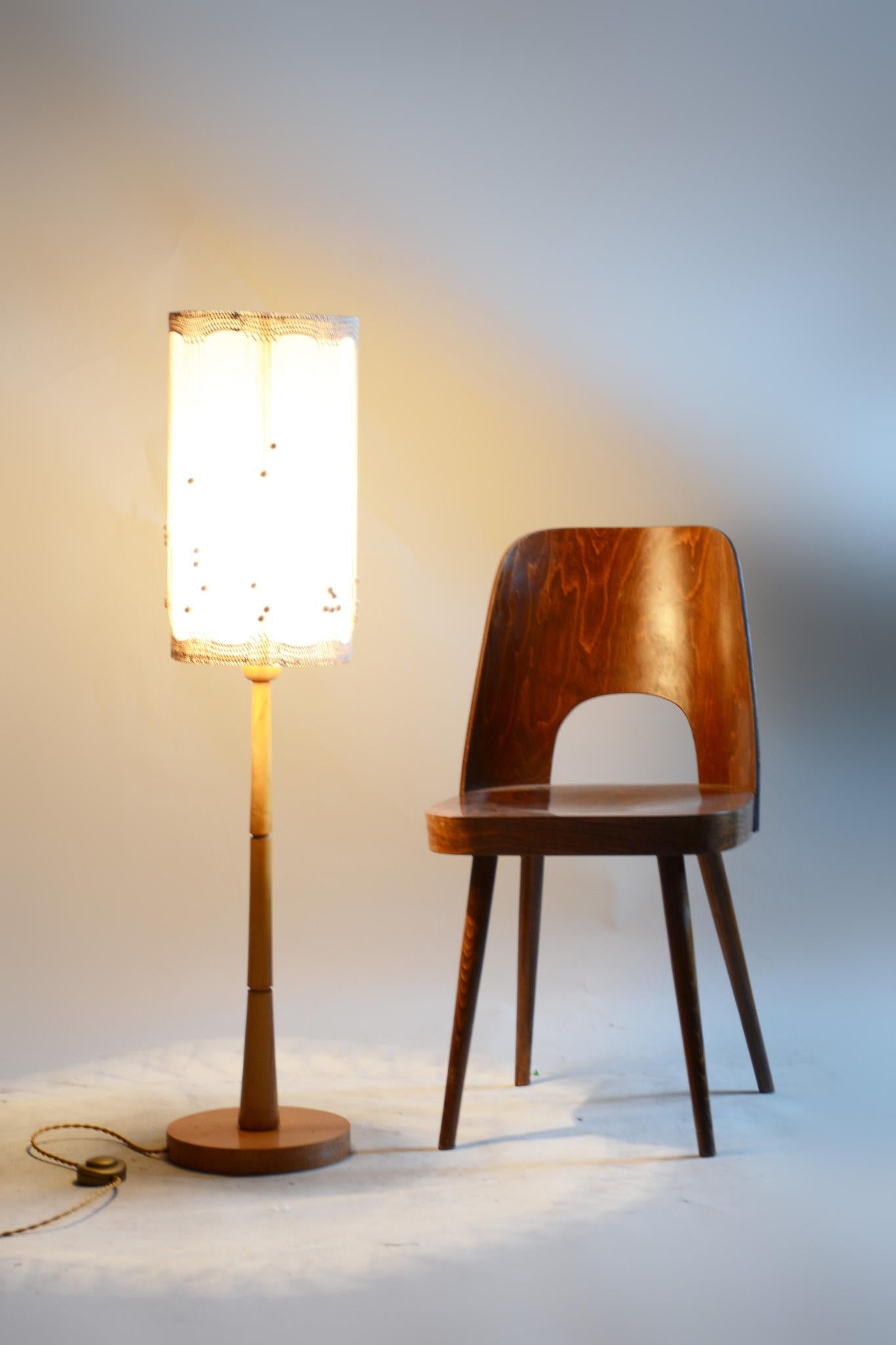 Lámpara de pie original de haya de mediados de siglo, años 50, nueva electrificación siglo XX en venta