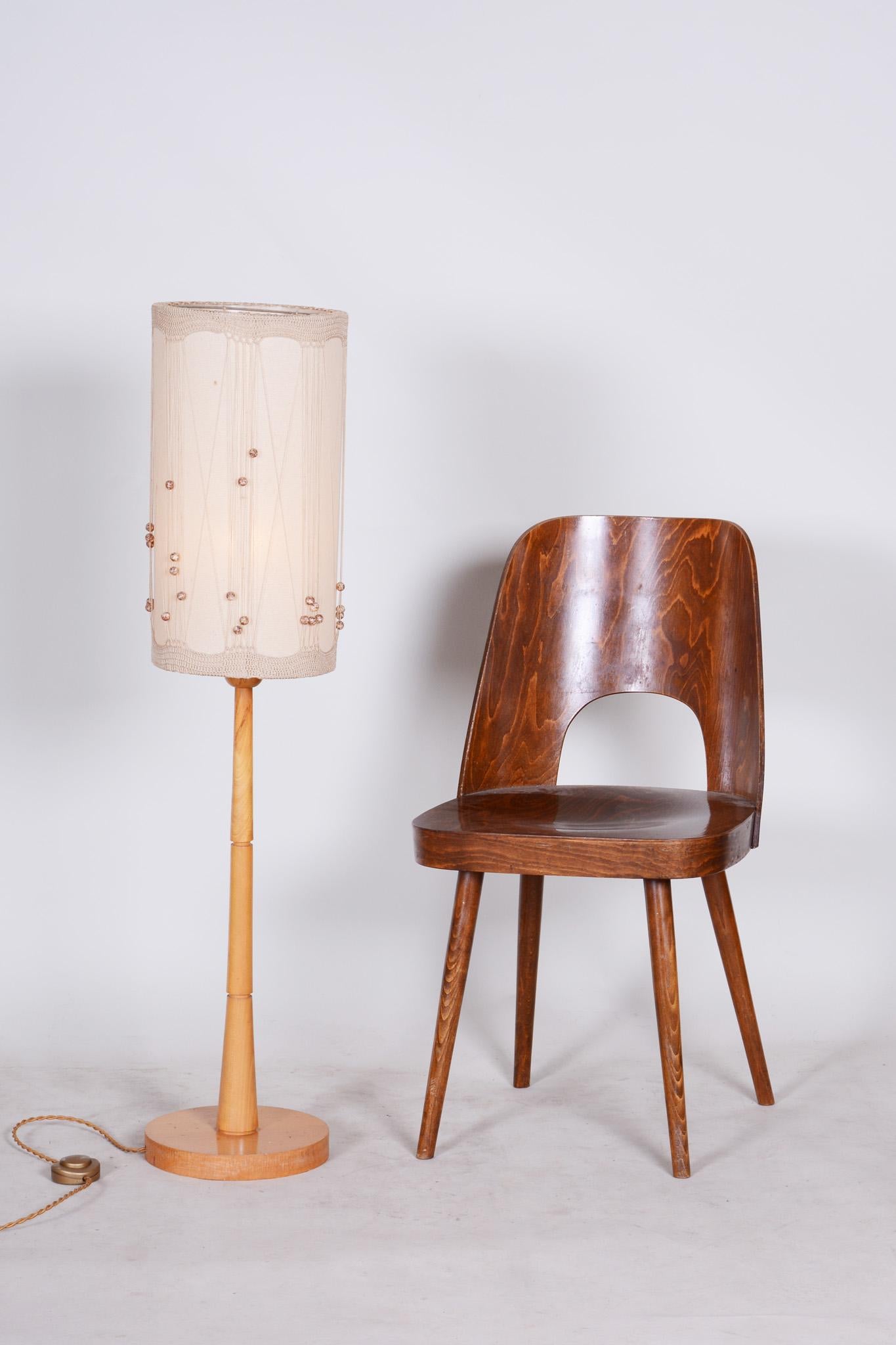 Lámpara de pie original de haya de mediados de siglo, años 50, nueva electrificación Madera en venta