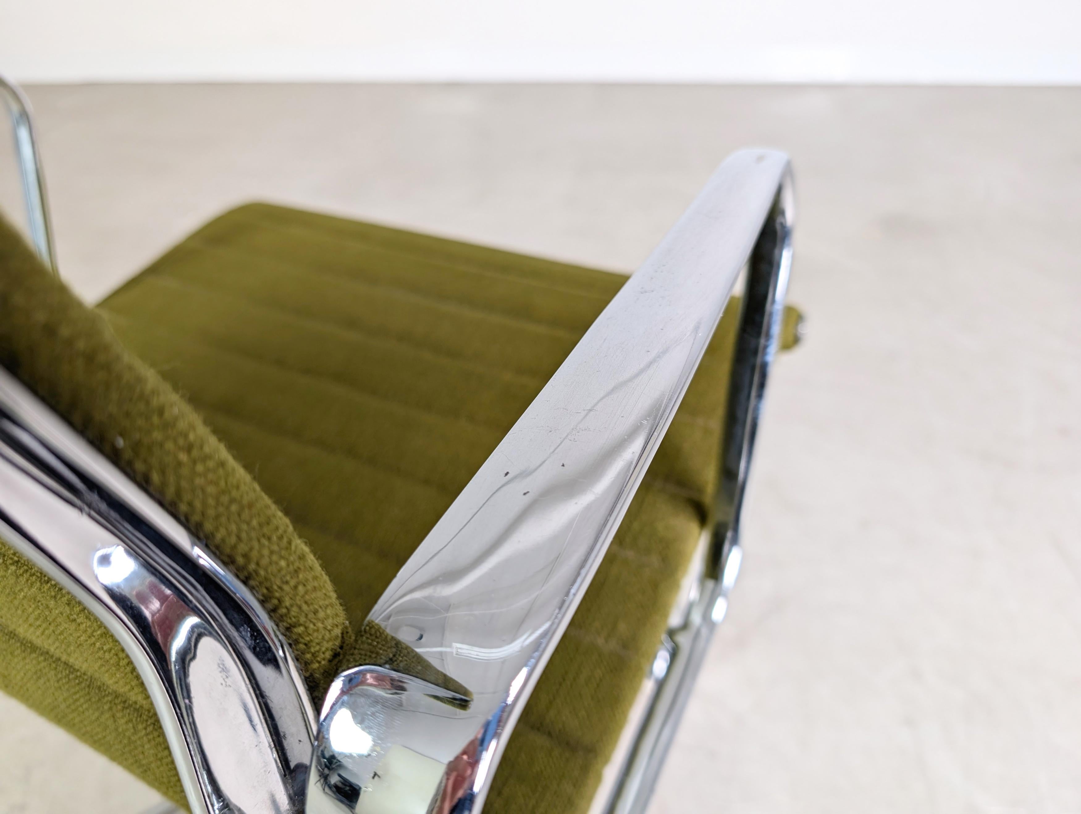 Original Midcentury Bürostuhl Herman Miller EA 117 Eames grün en vente 3