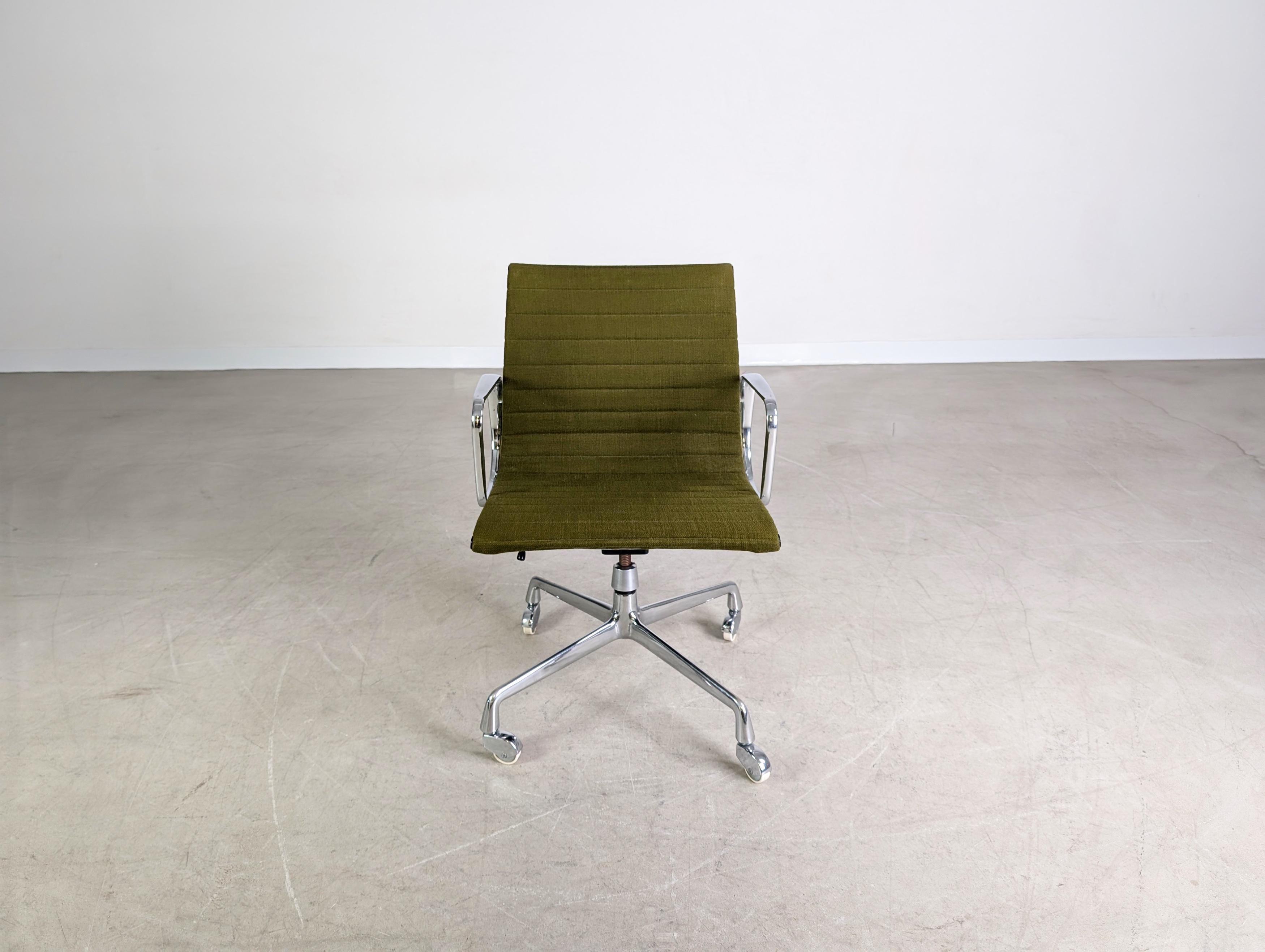 Nous proposons une magnifique pierre de taille de Herman Miller en gris au moment du paiement. Ce modèle a été conçu par Charles & Ray Eames et est connu sous le nom de 