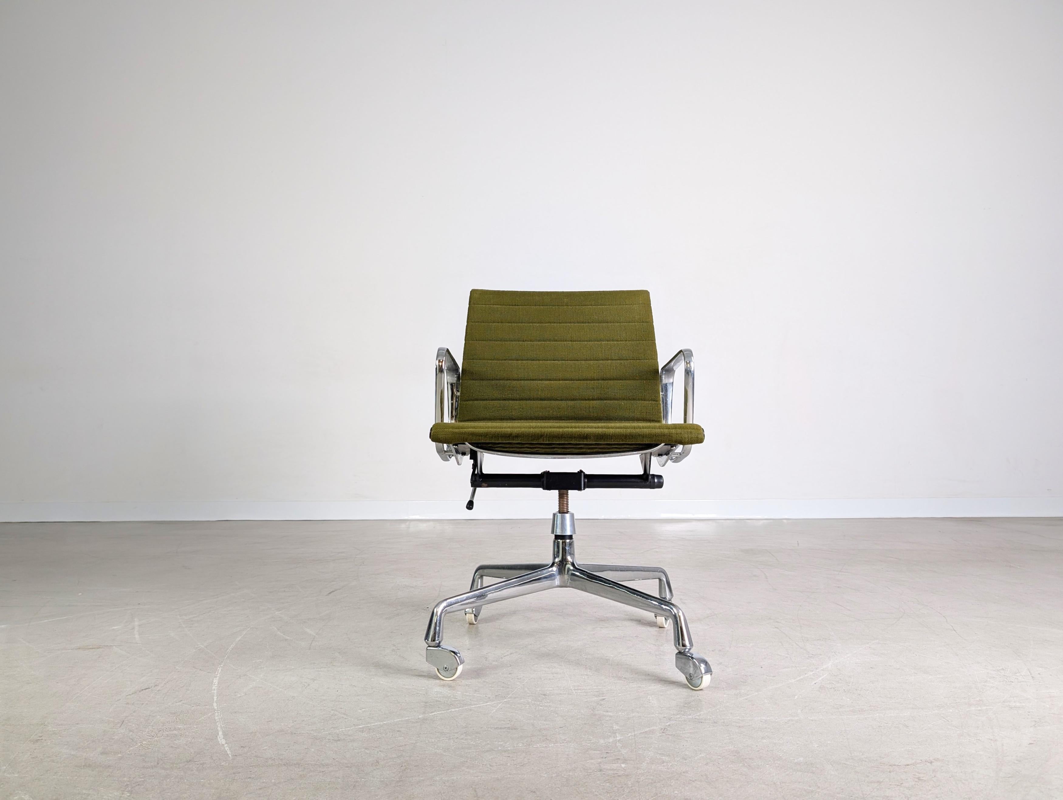 Mid-Century Modern Original Midcentury Bürostuhl Herman Miller EA 117 Eames grün en vente