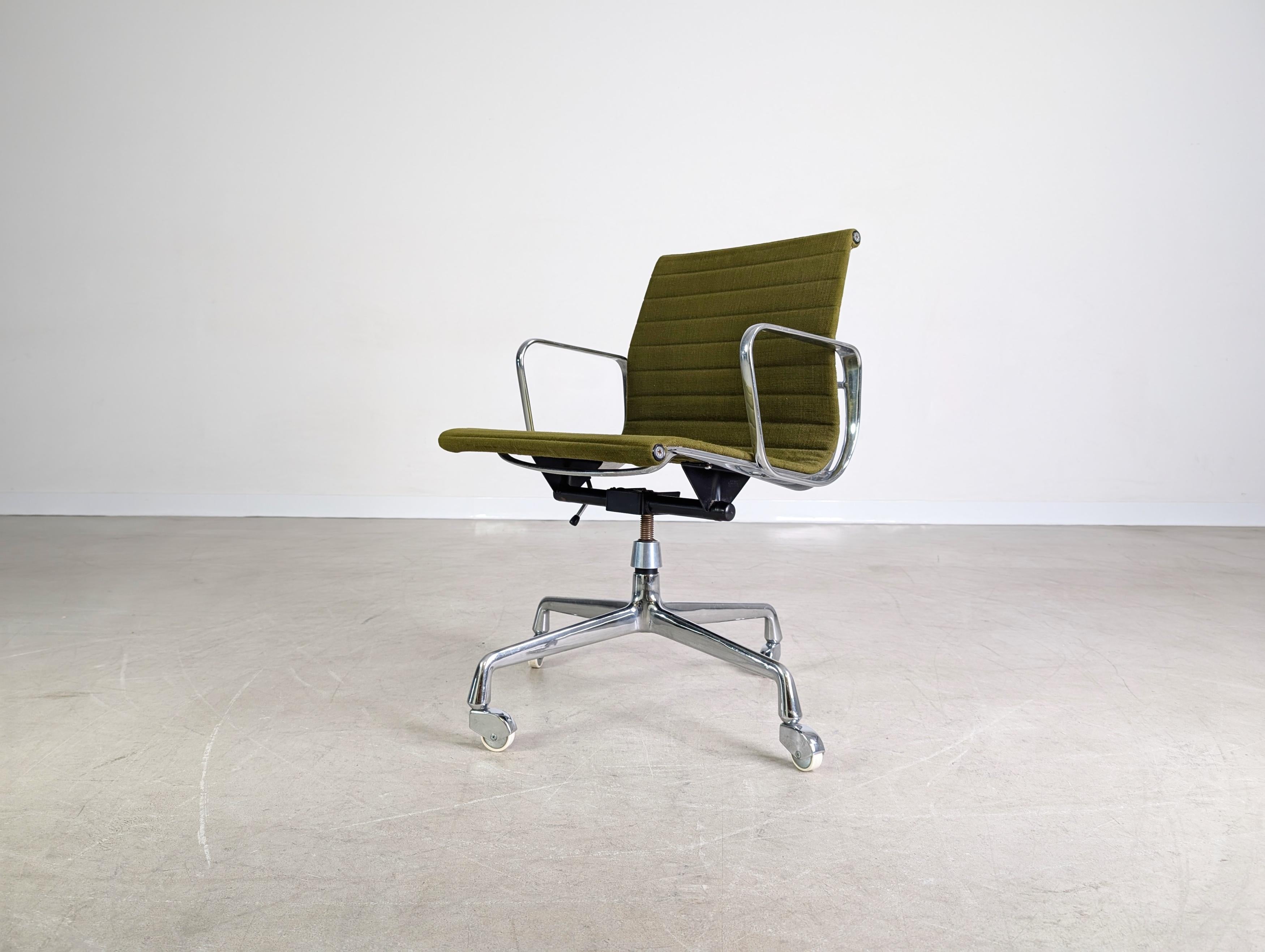 Allemand Original Midcentury B�ürostuhl Herman Miller EA 117 Eames grün en vente