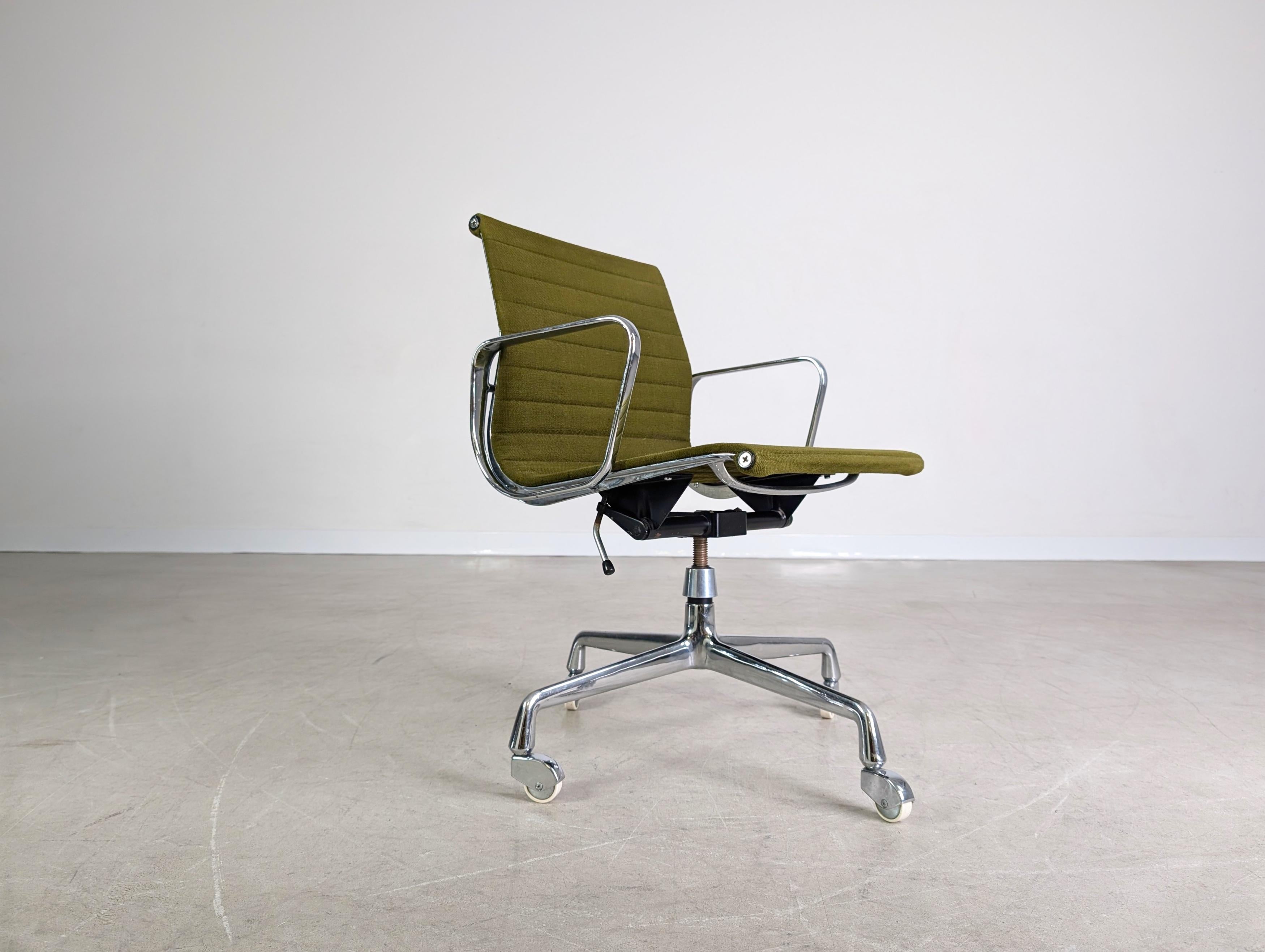 Original Midcentury Bürostuhl Herman Miller EA 117 Eames grün Bon état - En vente à Berlin, DE
