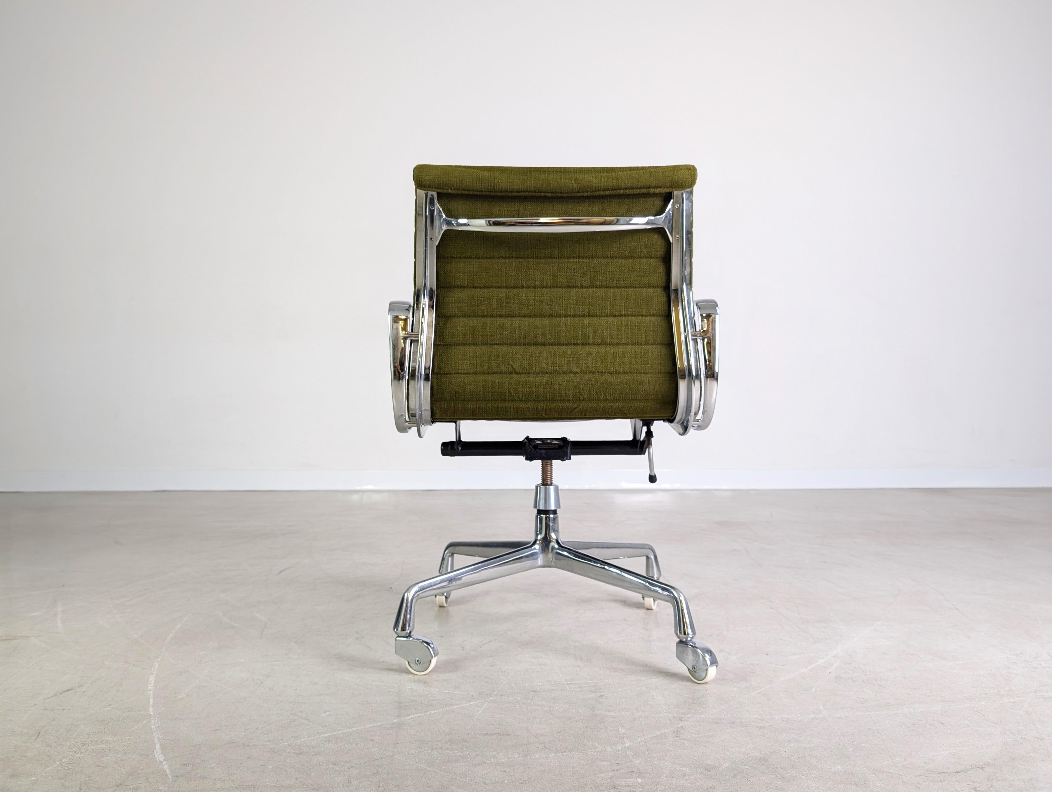 Fin du 20e siècle Original Midcentury Bürostuhl Herman Miller EA 117 Eames grün en vente