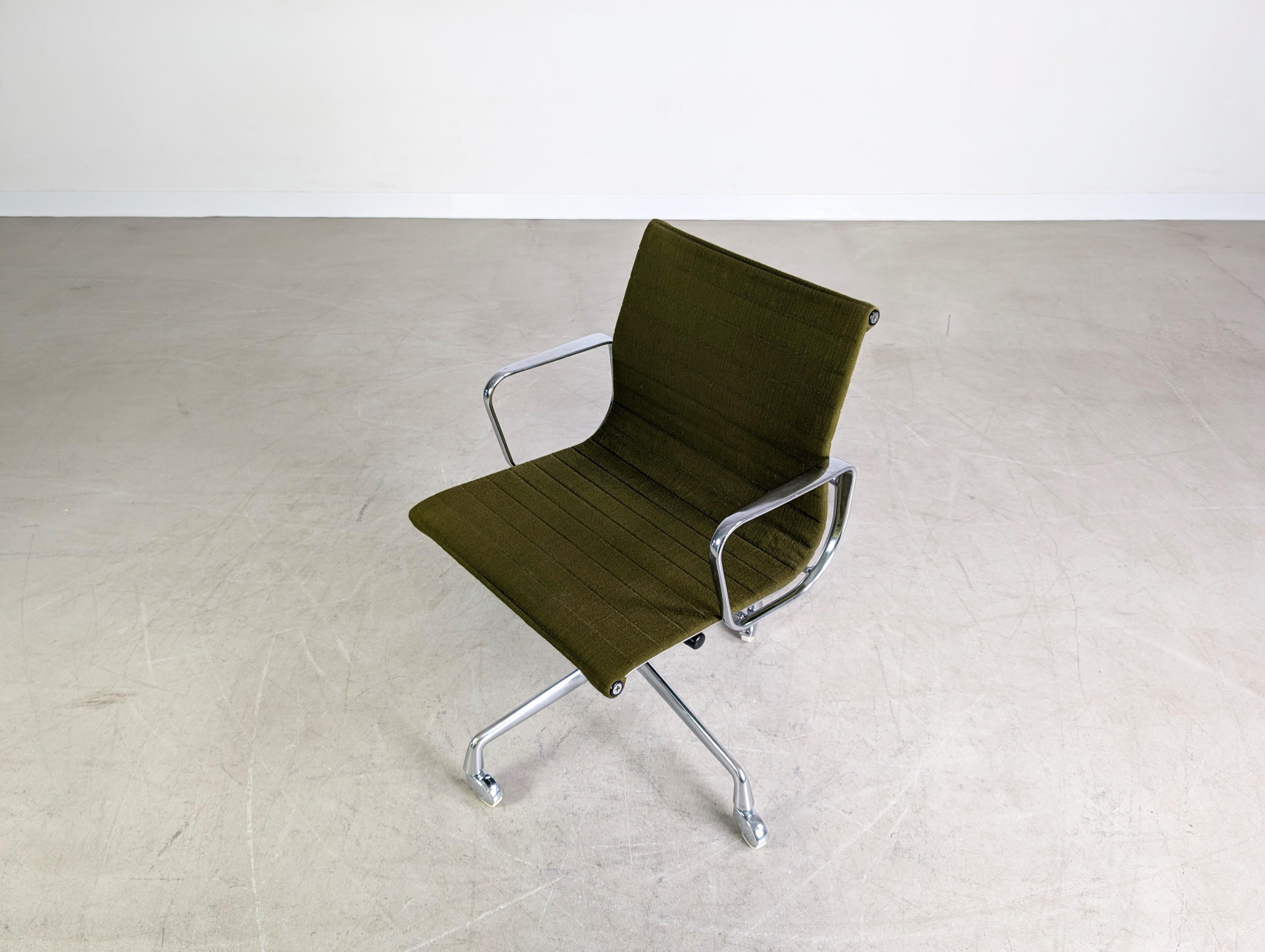 Tissu Original Midcentury Bürostuhl Herman Miller EA 117 Eames grün en vente