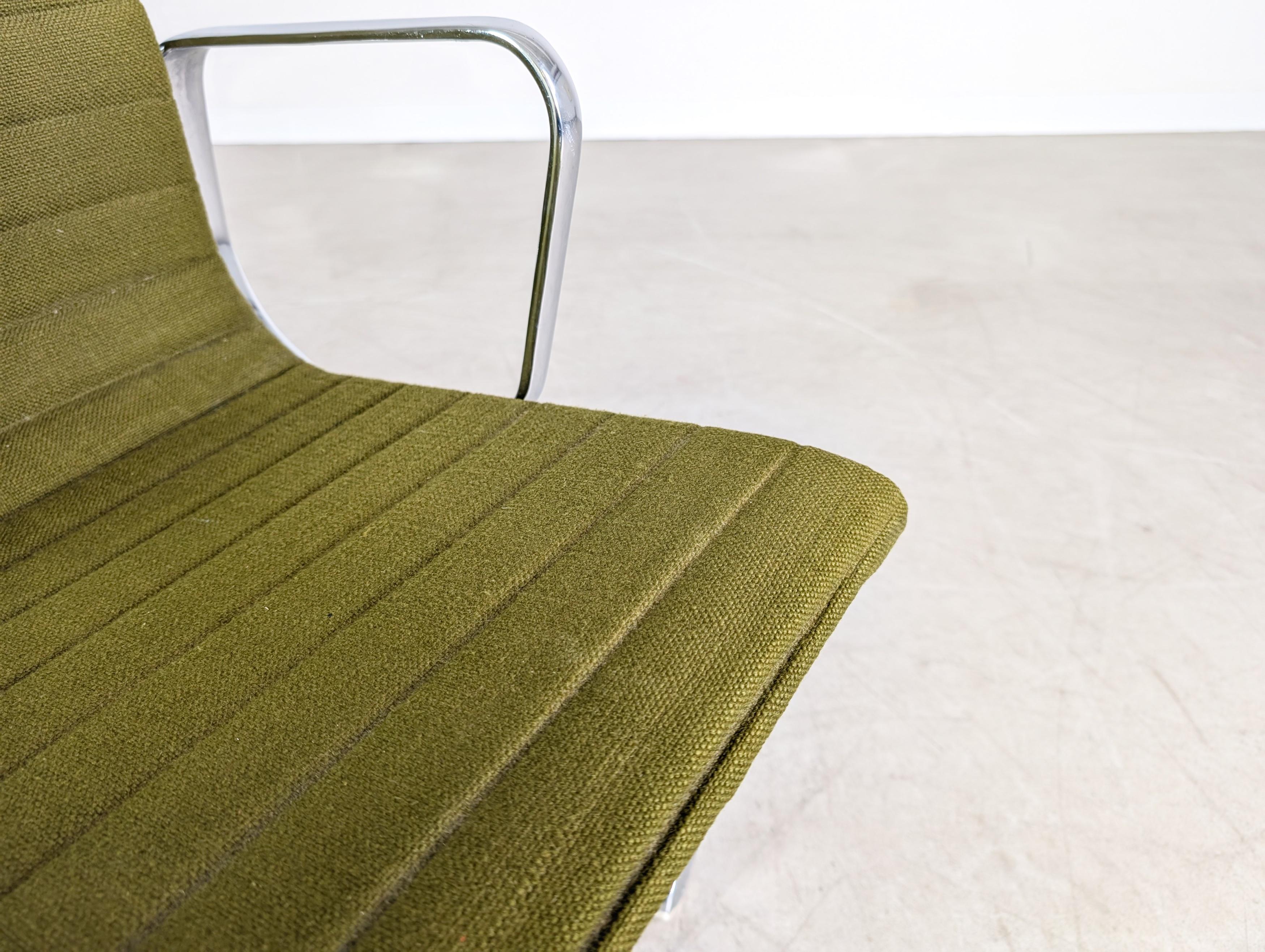 Original Midcentury Bürostuhl Herman Miller EA 117 Eames grün en vente 1