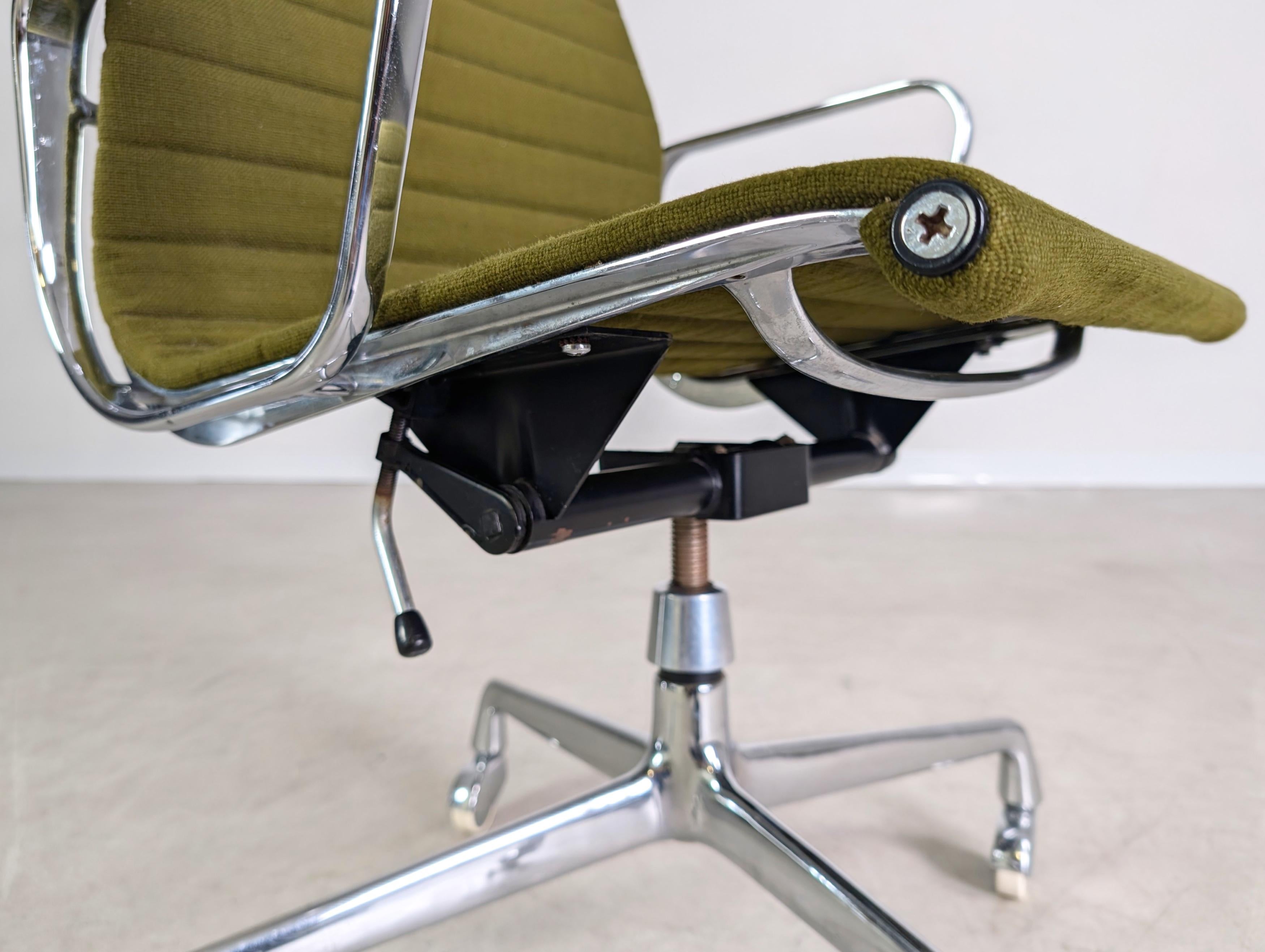 Original Midcentury Bürostuhl Herman Miller EA 117 Eames grün en vente 2