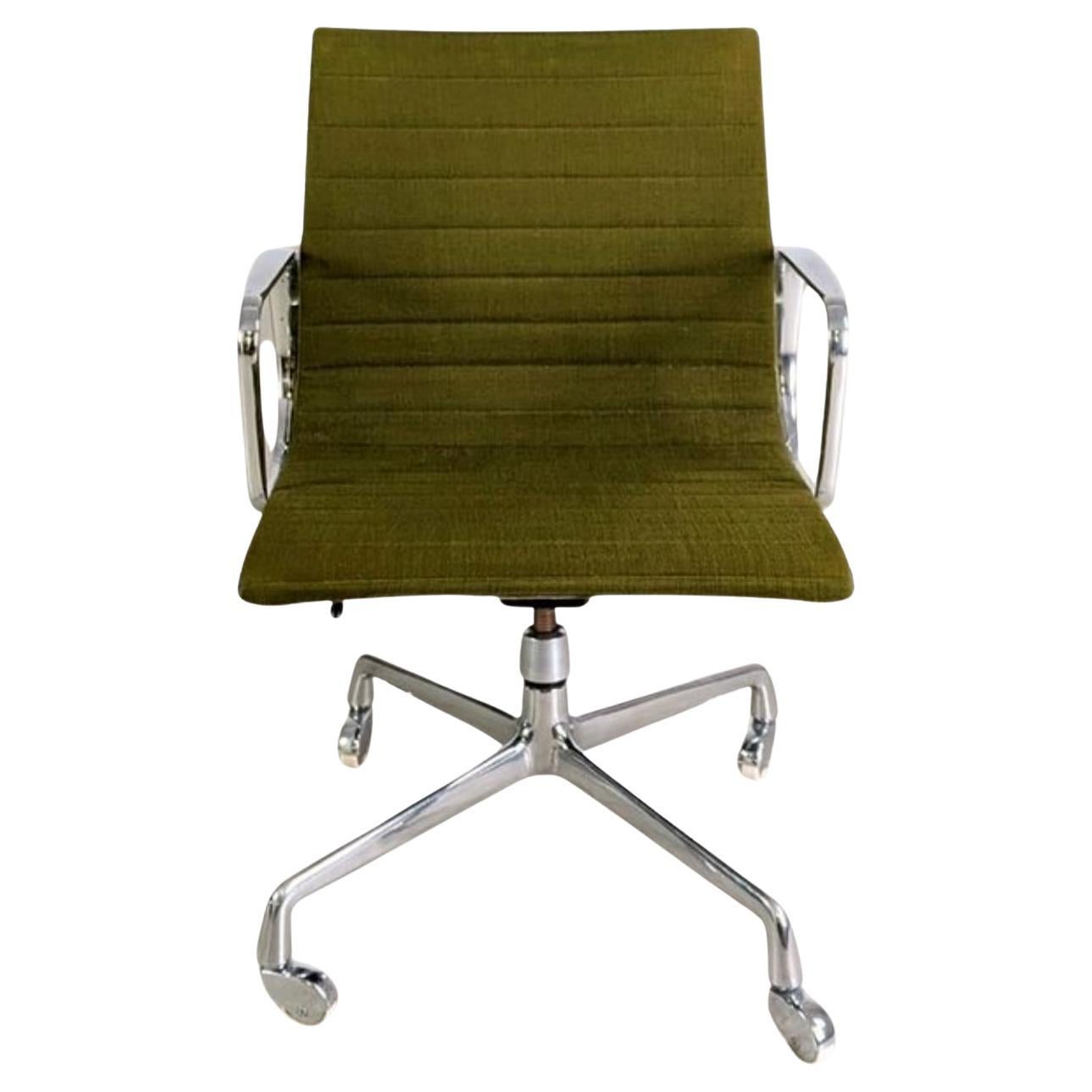Original Midcentury Bürostuhl Herman Miller EA 117 Eames grün en vente