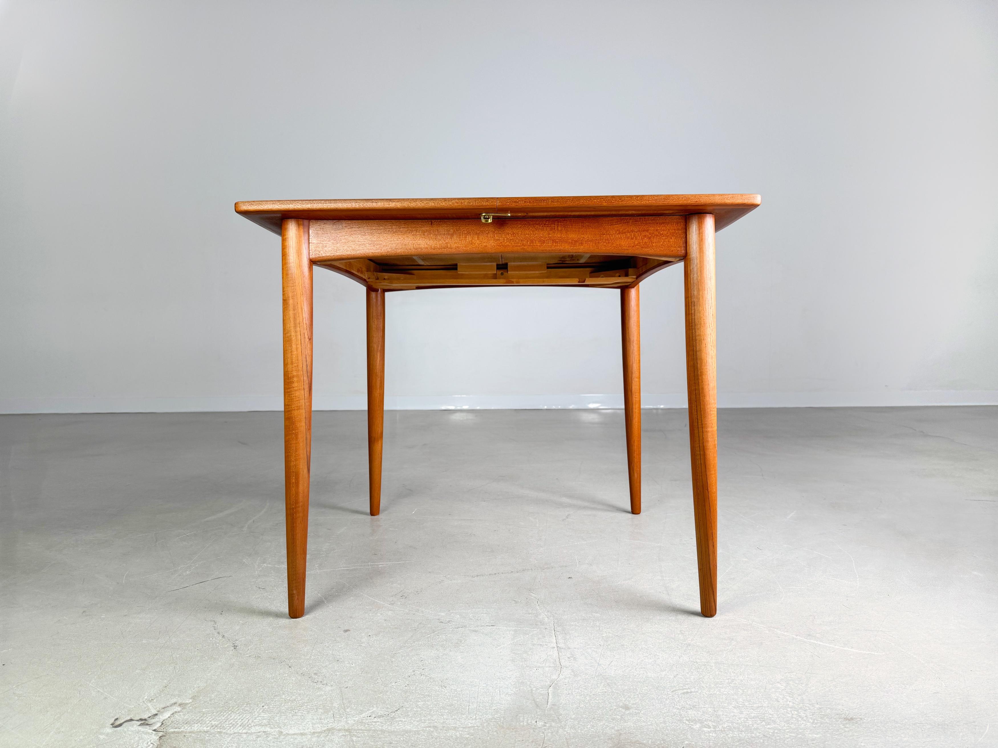 Wir bieten einen wunderschönen Esstisch vermutlich hergestellt von J.O. Carlsson aus den 1950er Jahren zum Verkauf an. Ce design a été créé par Karl Erik Ekselius et constitue un modèle de référence pour l'ère scandinave du milieu du siècle dernier.