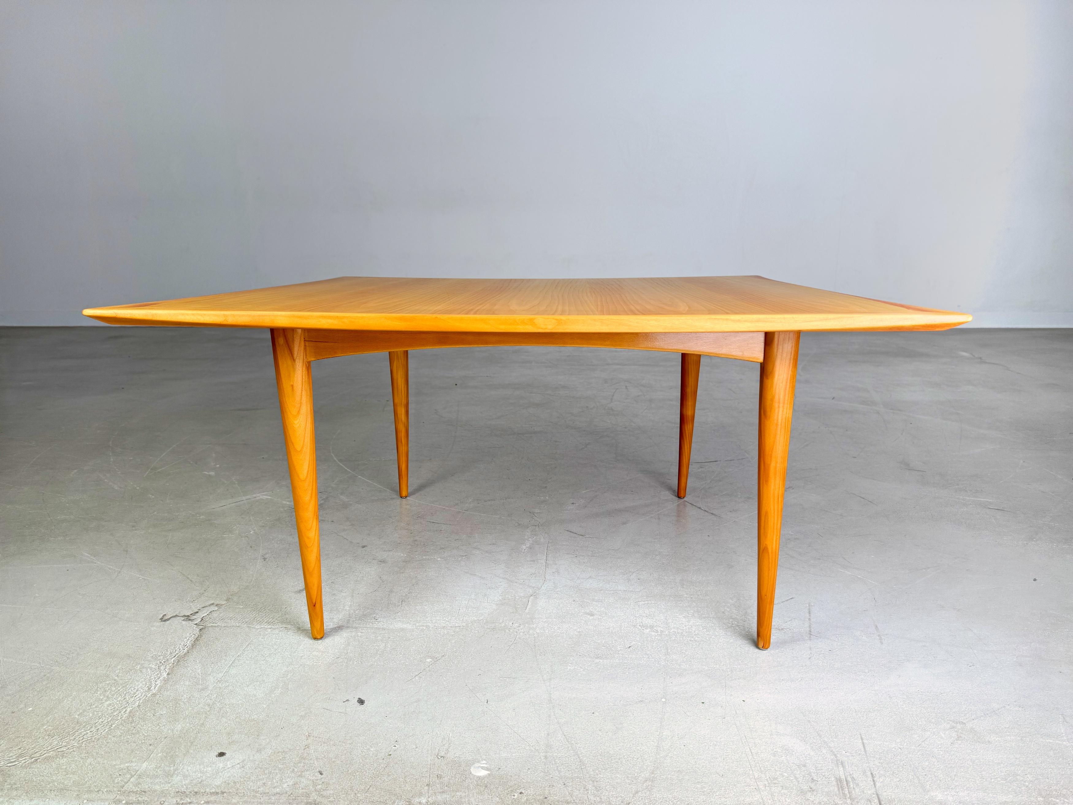 Nous proposons une magnifique table à manger moderne d'inspiration scandinave en bois de jute à vendre. Cette table a été fabriquée dans les années 1960 et se distingue par sa forme élégante et son plateau de 100 x 100 cm.

Zustand : Très bon état,