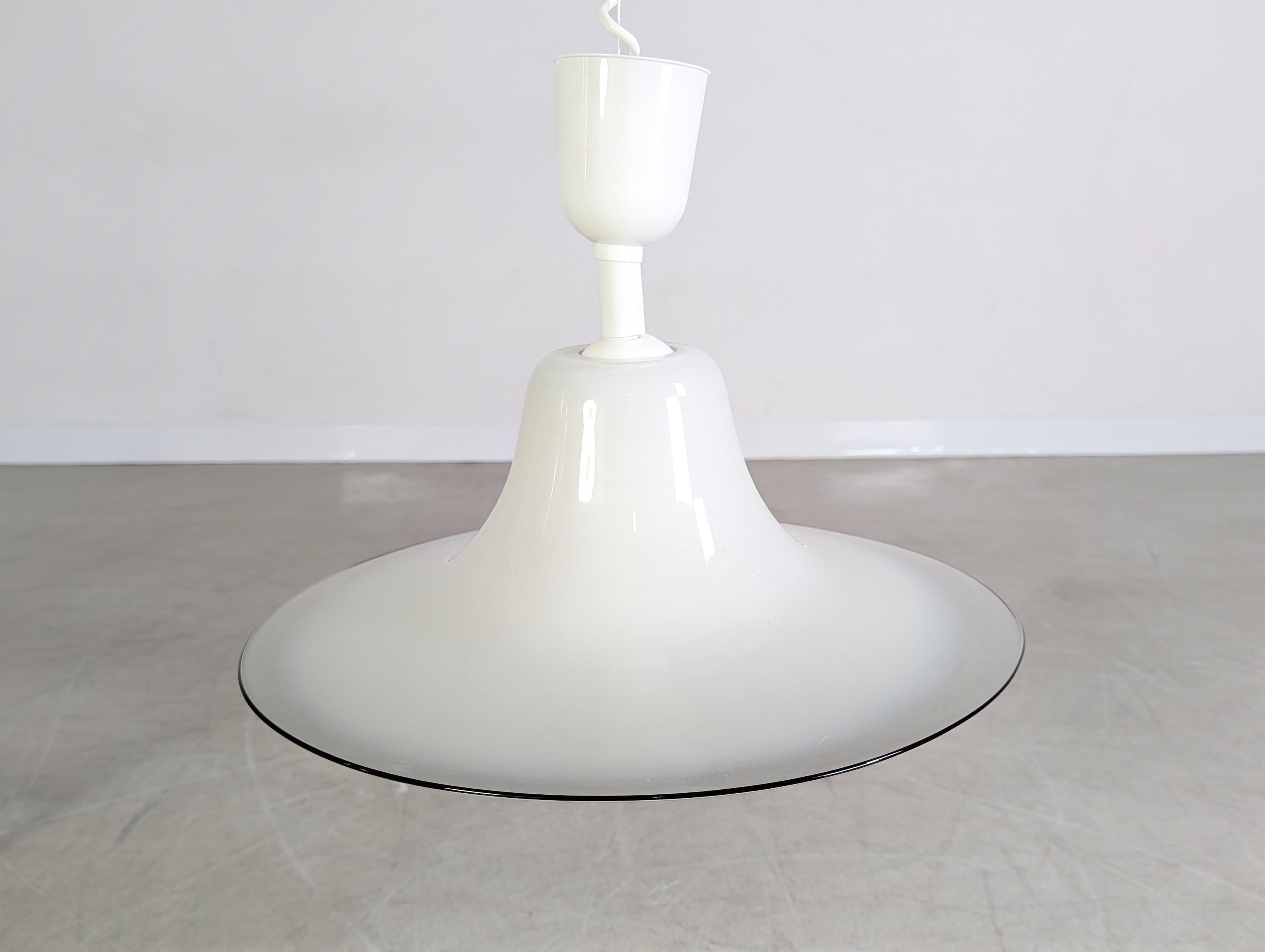 Ti offriamo una splendida lampada da tavolo del produttore italiano di tradizioni Leucos degli anni '70 da acquistare. L'oggetto nasce da Renato Toso e si distingue per le sue lampade in muranoglas ad alta resistenza. Informazioni legali: Vor