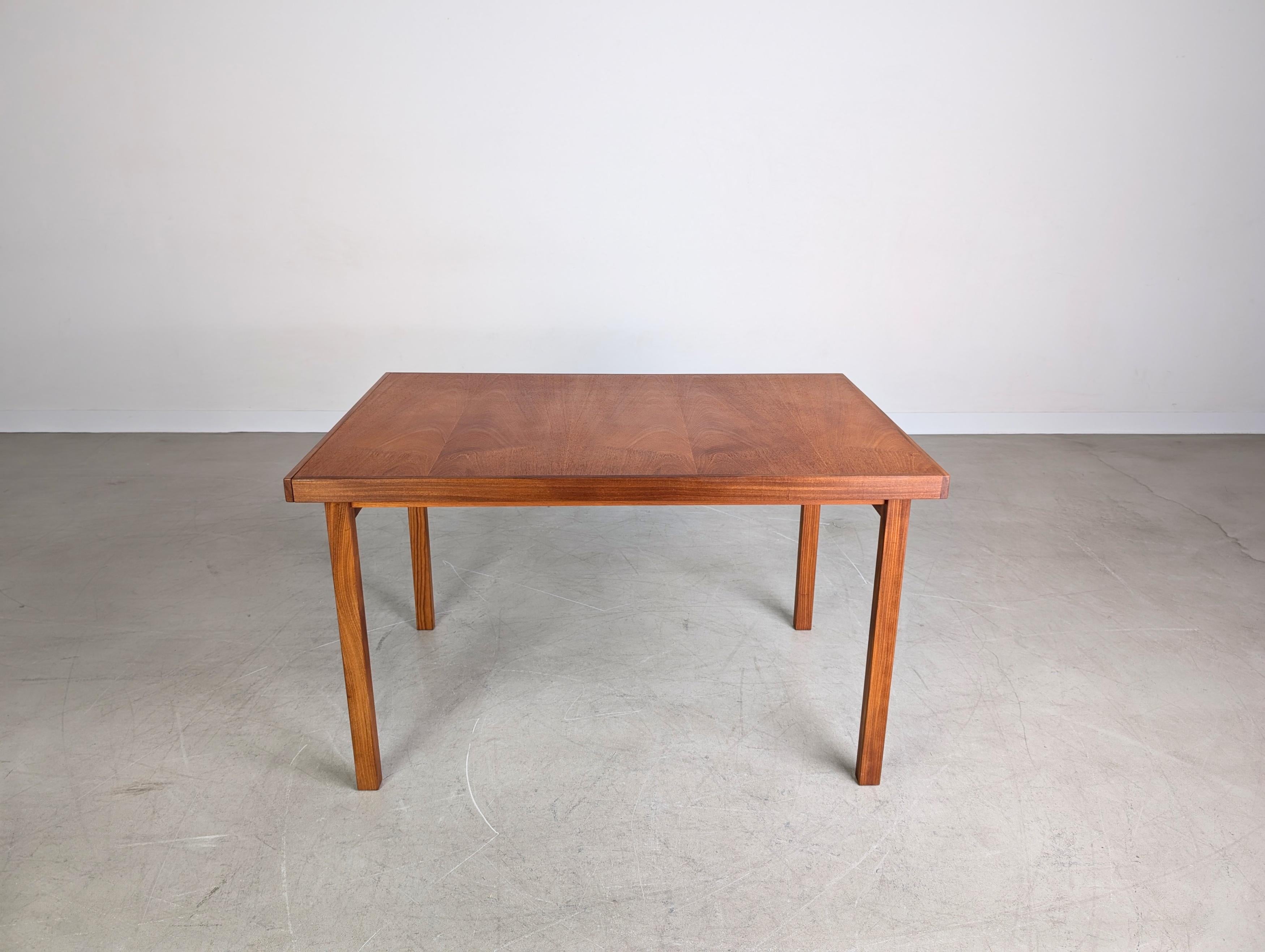 Ti offriamo uno splendido e raffinato Vintage Esstisch di Asko Finnland da acquistare. L'oggetto nasce da Pippo e può essere posizionato fino a una lunghezza di 165,5 cm.

Zustand: Sehr guter, nahezu neuwertiger Zustand mit kaum Gebrauchsspuren.