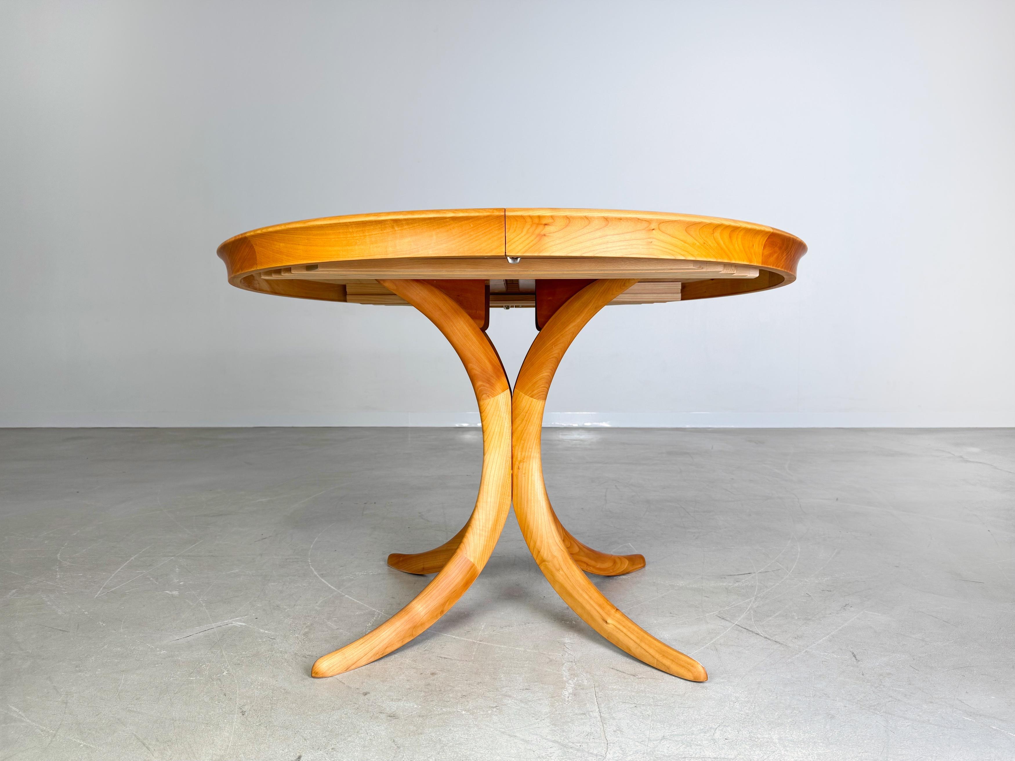 Wir bieten einen wunderschönen runden Esstisch aus den 1960er/ 1970er Jahren zum Verkauf an. Der Tisch wurde aus hochwertigem Kirschholz gefertigt und lässt sich mithilfe von zwei Einlegeplatten von 110cm auf 170cm oder 230cm Länge