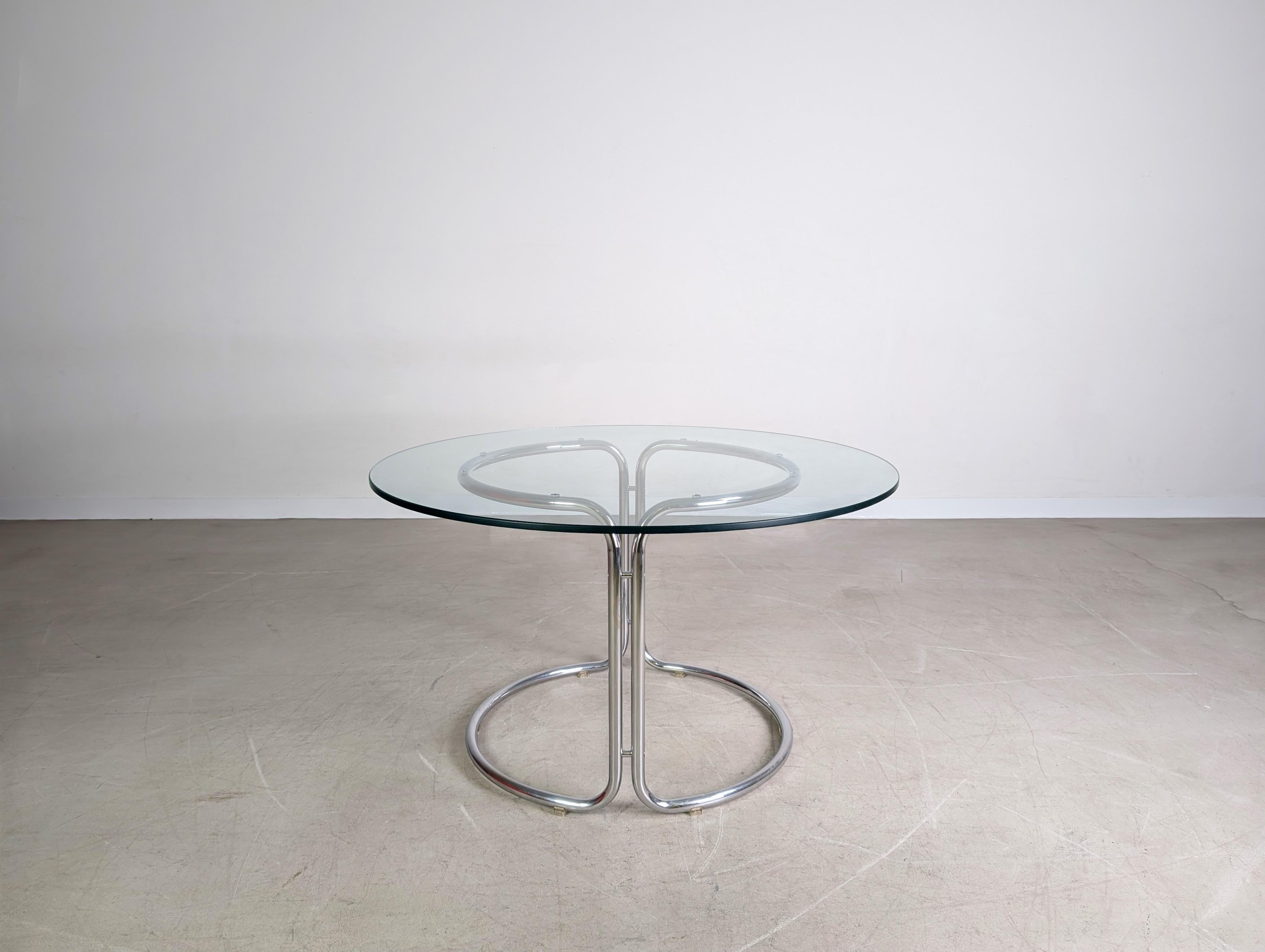 Wir bieten einen wunderschönen Space AGE Vintage Glastisch aus den 1980er Jahren zum Verkauf an. Die Tischplatte weist eine kleine Beschädigung am Rand auf. Sur demande, la table de cuisson peut être remplacée.

Zustand : Très bon état, avec des