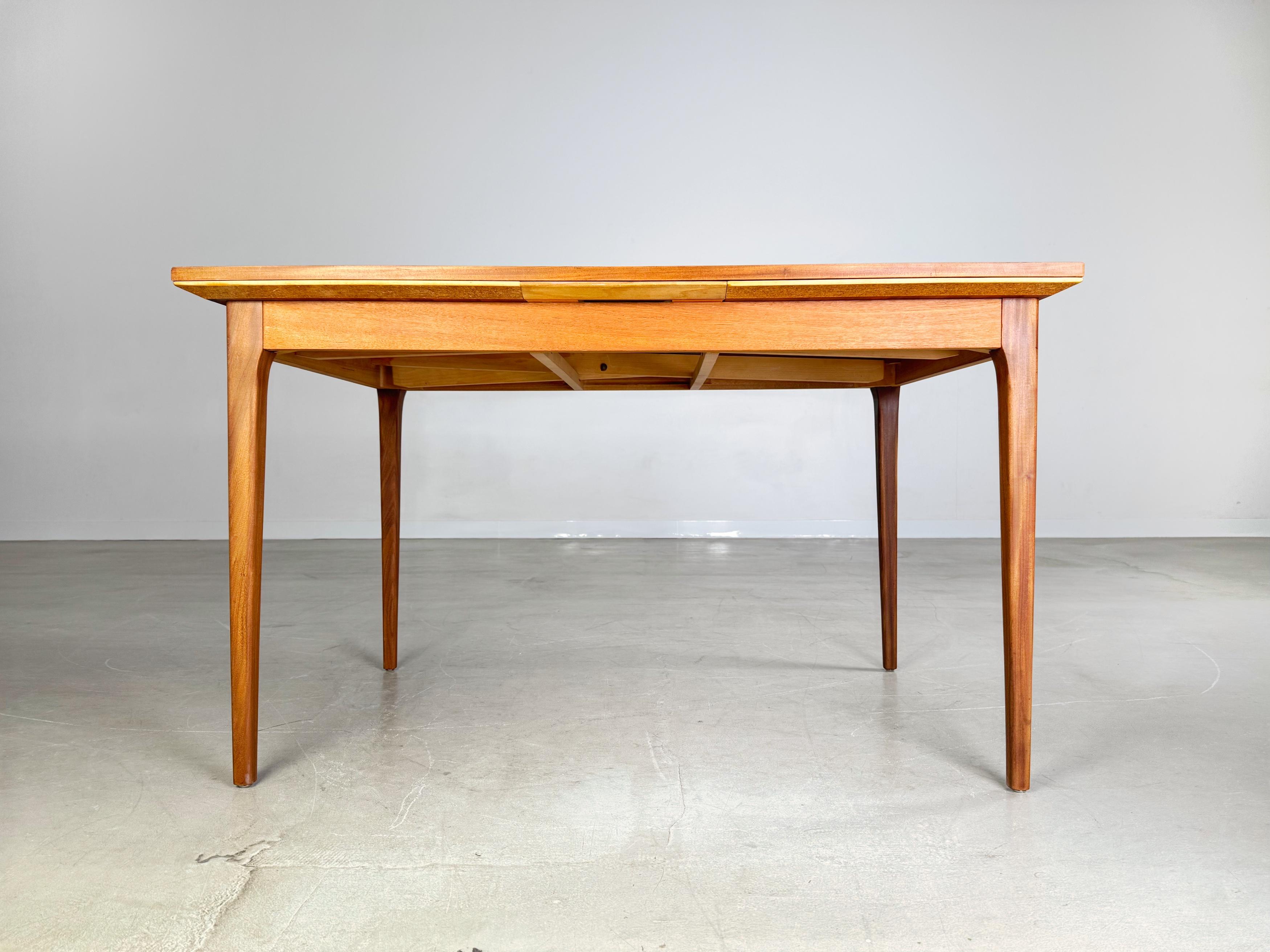 Original Midcentury Esstisch Lübke Teak 1960er ausziehbar Tisch Bon état - En vente à Berlin, DE