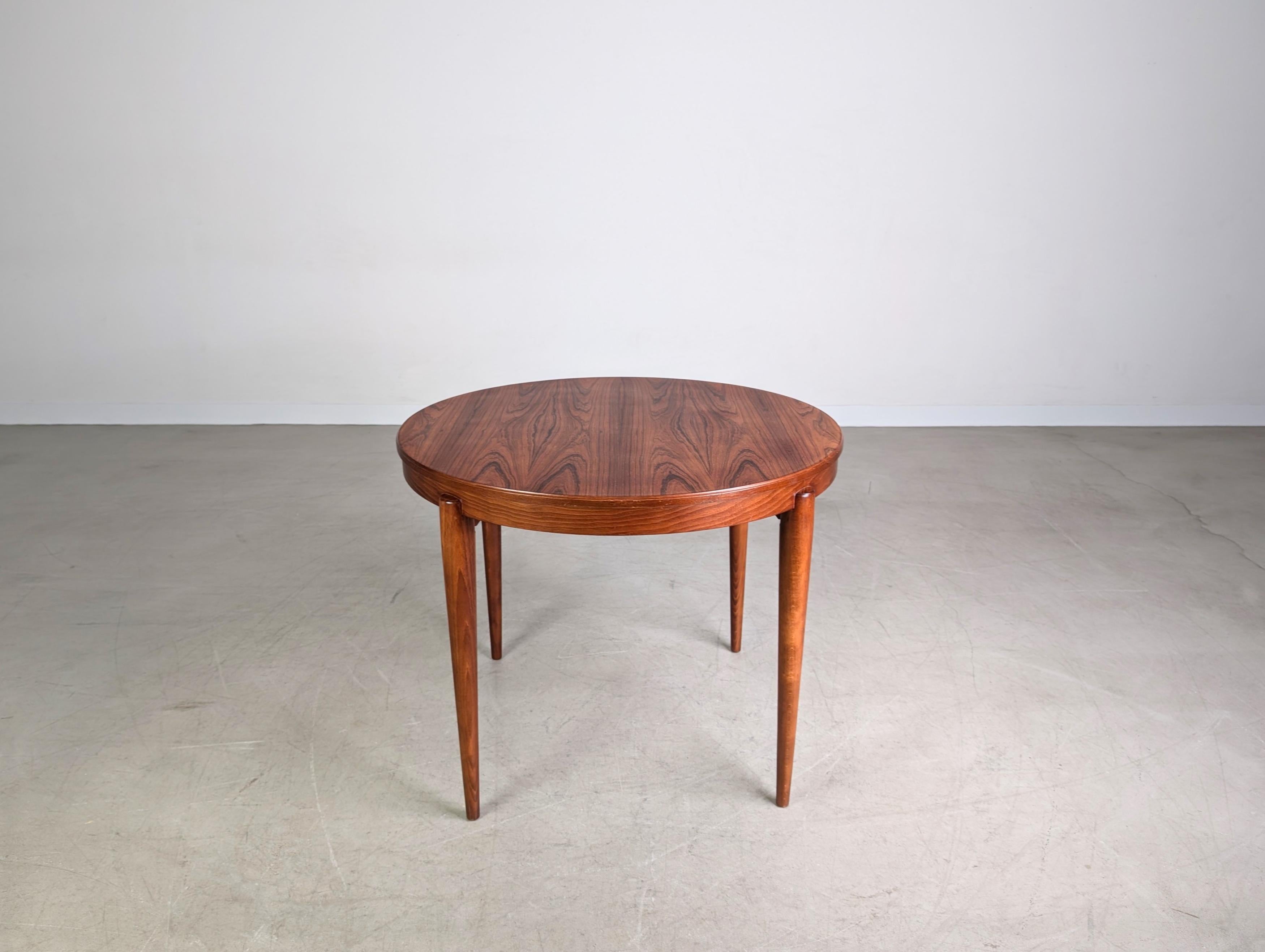 Ti offriamo un fantastico Esstisch in teakholz degli anni '60 da acquistare. Il Tisch si distingue per il suo design minimalista e raffinato in stile skandinavo degli anni 1960/70.

Zustand: Guter gebrauchter Zustand mit altersbedingten