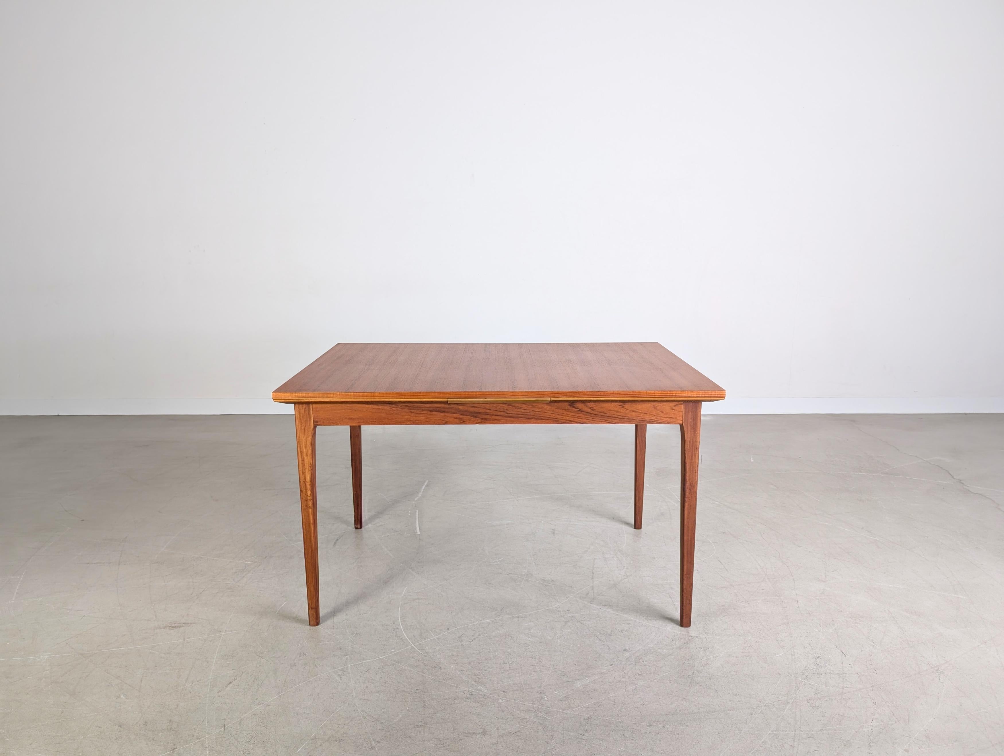 Wir bieten einen wunderschönen Vintage Teakholz Esstisch aus den 1960er Jahren zum Verkauf an. La table se distingue par sa forme élégante et élégante et par sa fabrication de haute qualité. Avec une longueur de jusqu'à 221 cm, il offre une grande